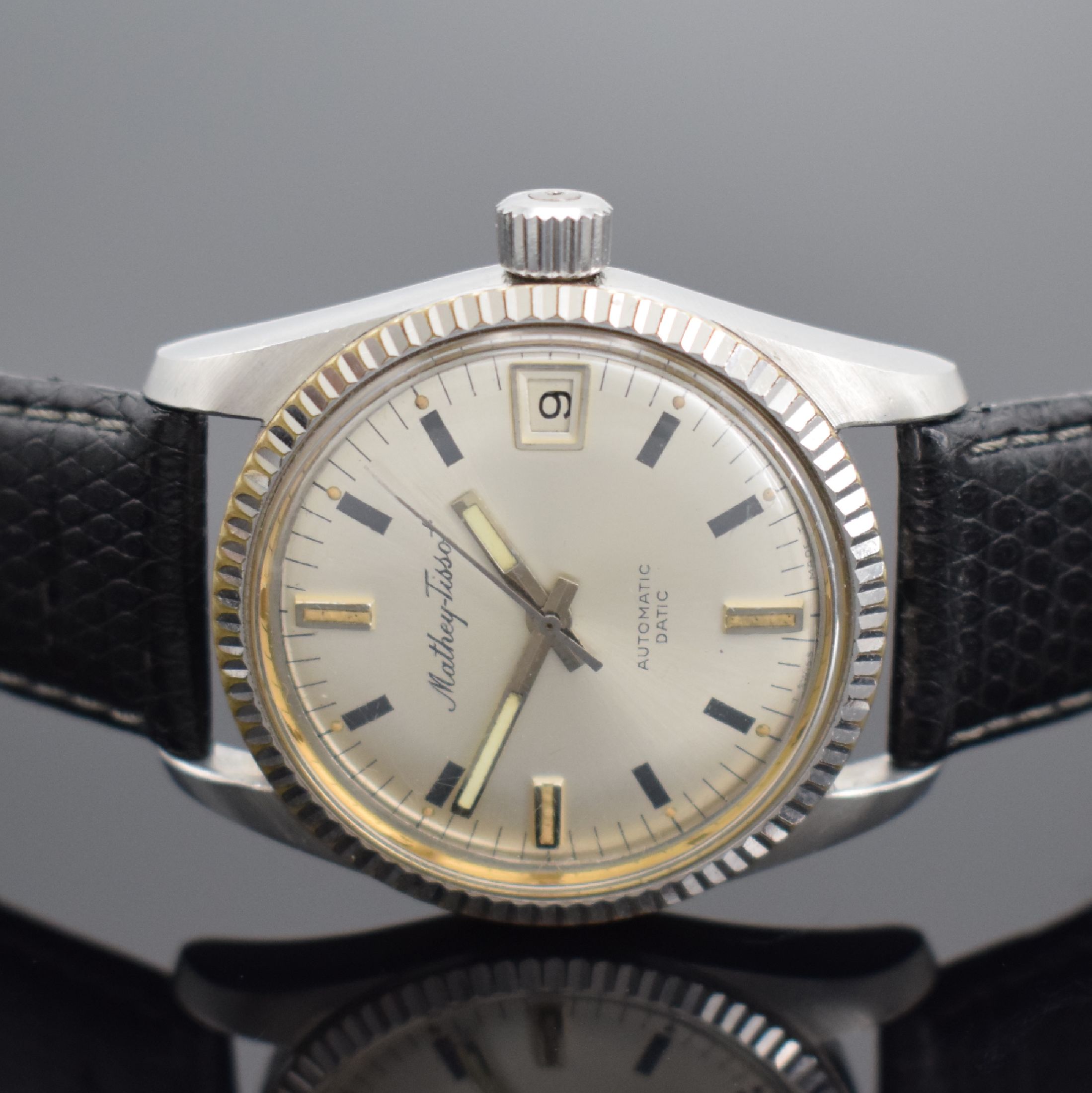 Detail b: MATHEY-TISSOT Datic Herrenarmbanduhr in Stahl, Schweiz um 1965, Automatik, Boden & Krone verschr., rhod. Riffel-Lünette, silb. Tritium-Zifferbl. m. ...