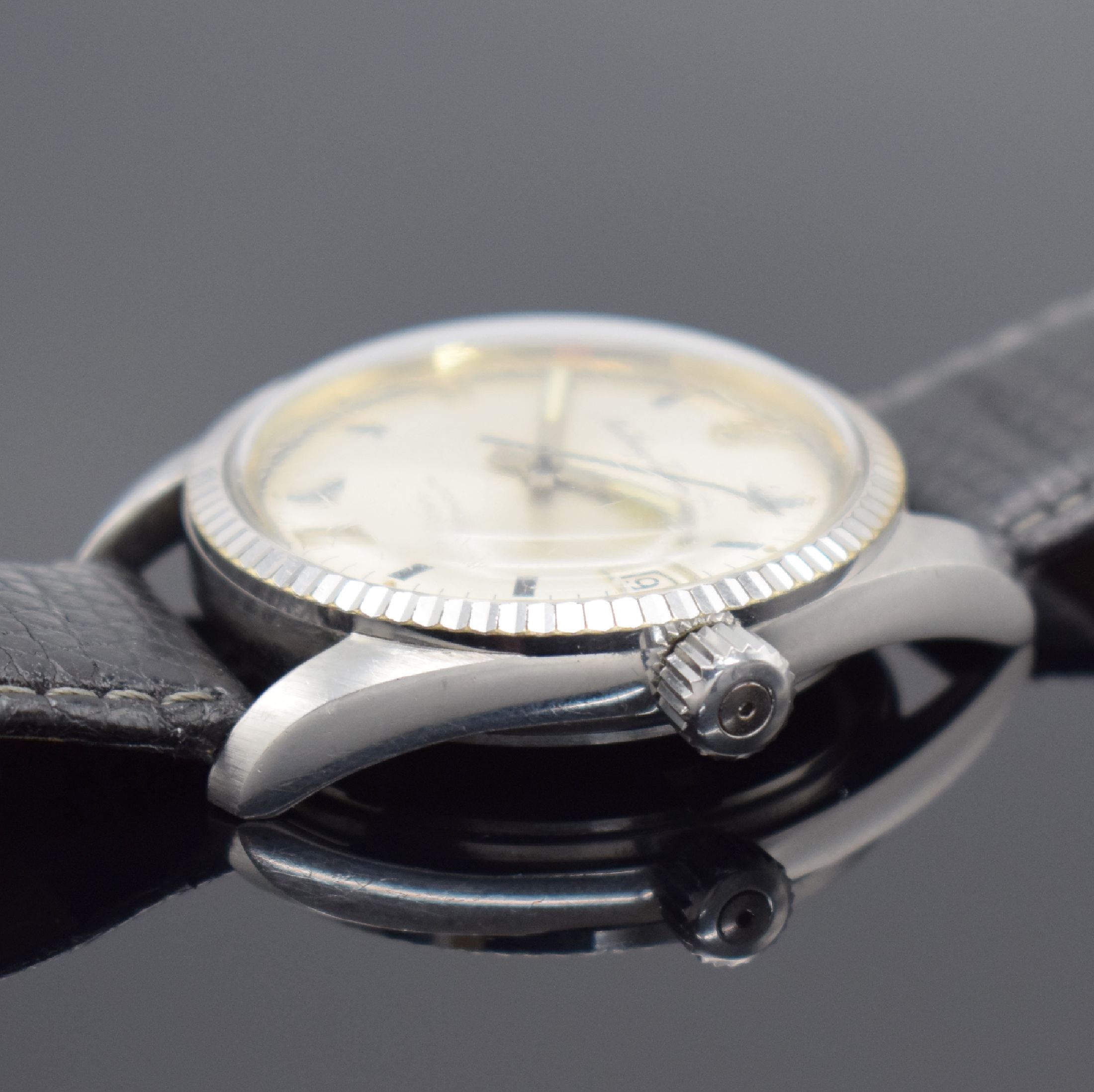 Detail c: MATHEY-TISSOT Datic Herrenarmbanduhr in Stahl, Schweiz um 1965, Automatik, Boden & Krone verschr., rhod. Riffel-Lünette, silb. Tritium-Zifferbl. m. ...