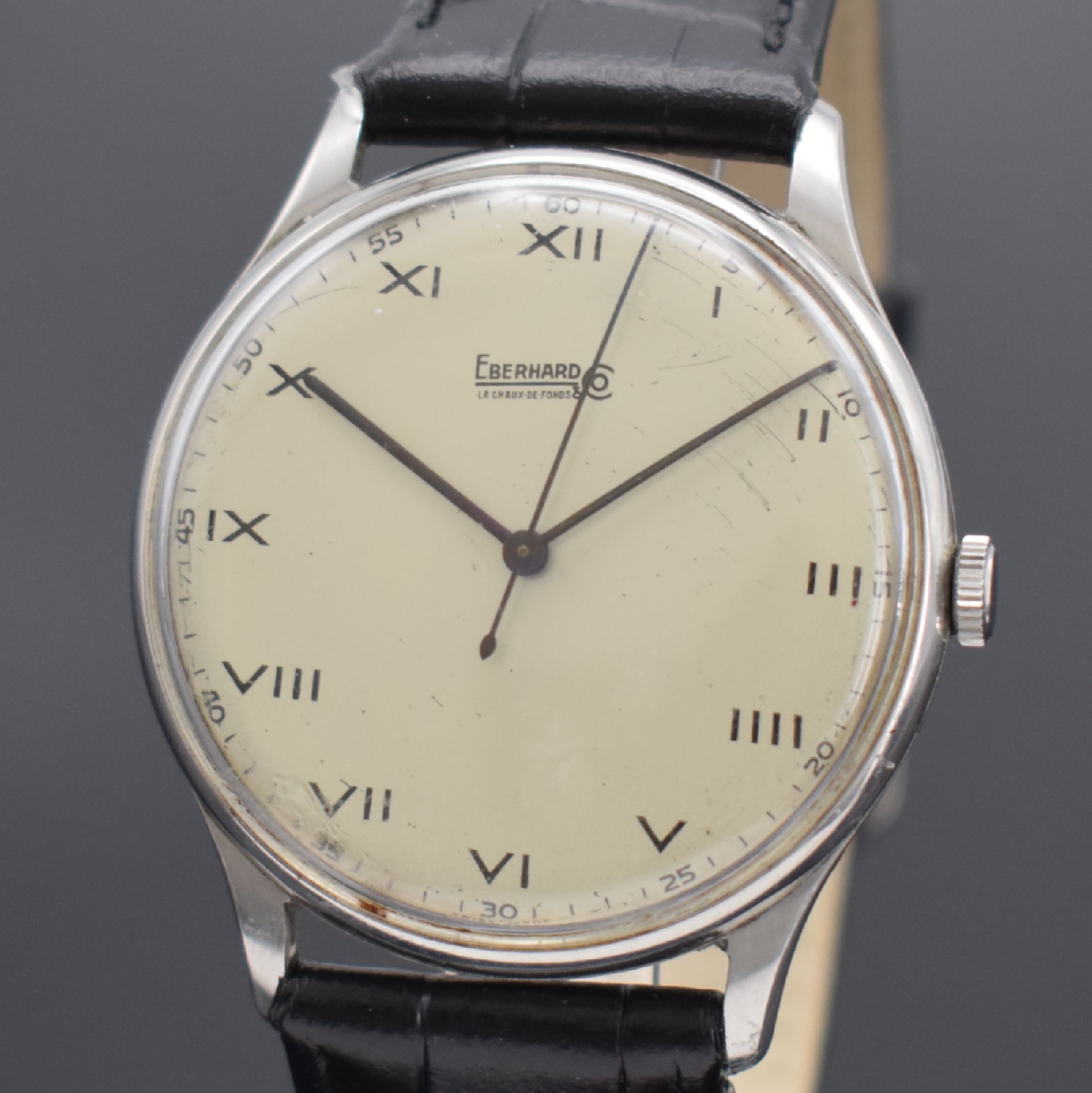 Detail a: EBERHARD & CO Herrenarmbanduhr in Stahl, Schweiz um 1940, Handaufzug, Boden aufgedr., silb. Zifferbl. pat., röm. Zahlen, gebl. Zeiger korrod., ...