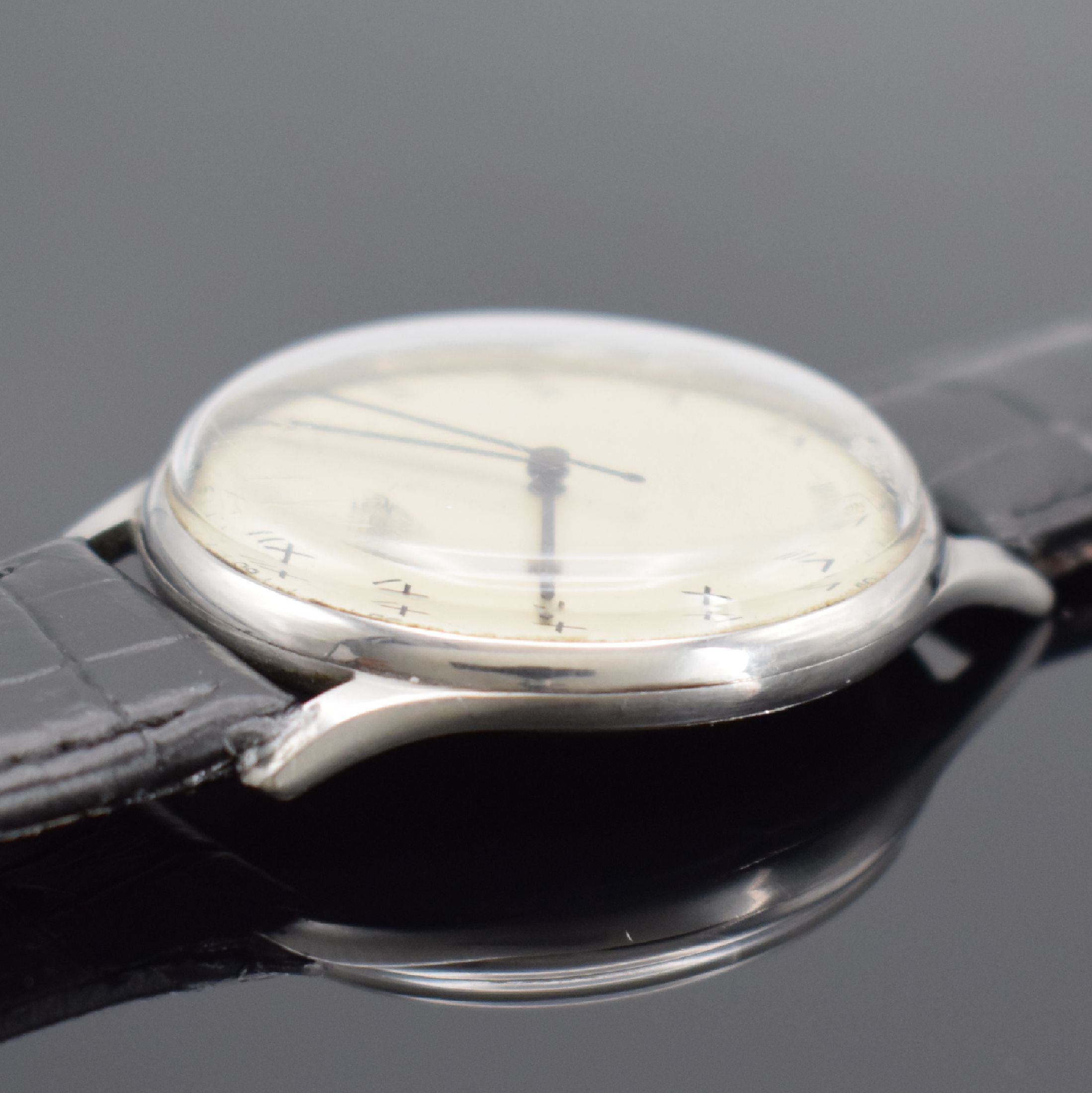 Detail b: EBERHARD & CO Herrenarmbanduhr in Stahl, Schweiz um 1940, Handaufzug, Boden aufgedr., silb. Zifferbl. pat., röm. Zahlen, gebl. Zeiger korrod., ...