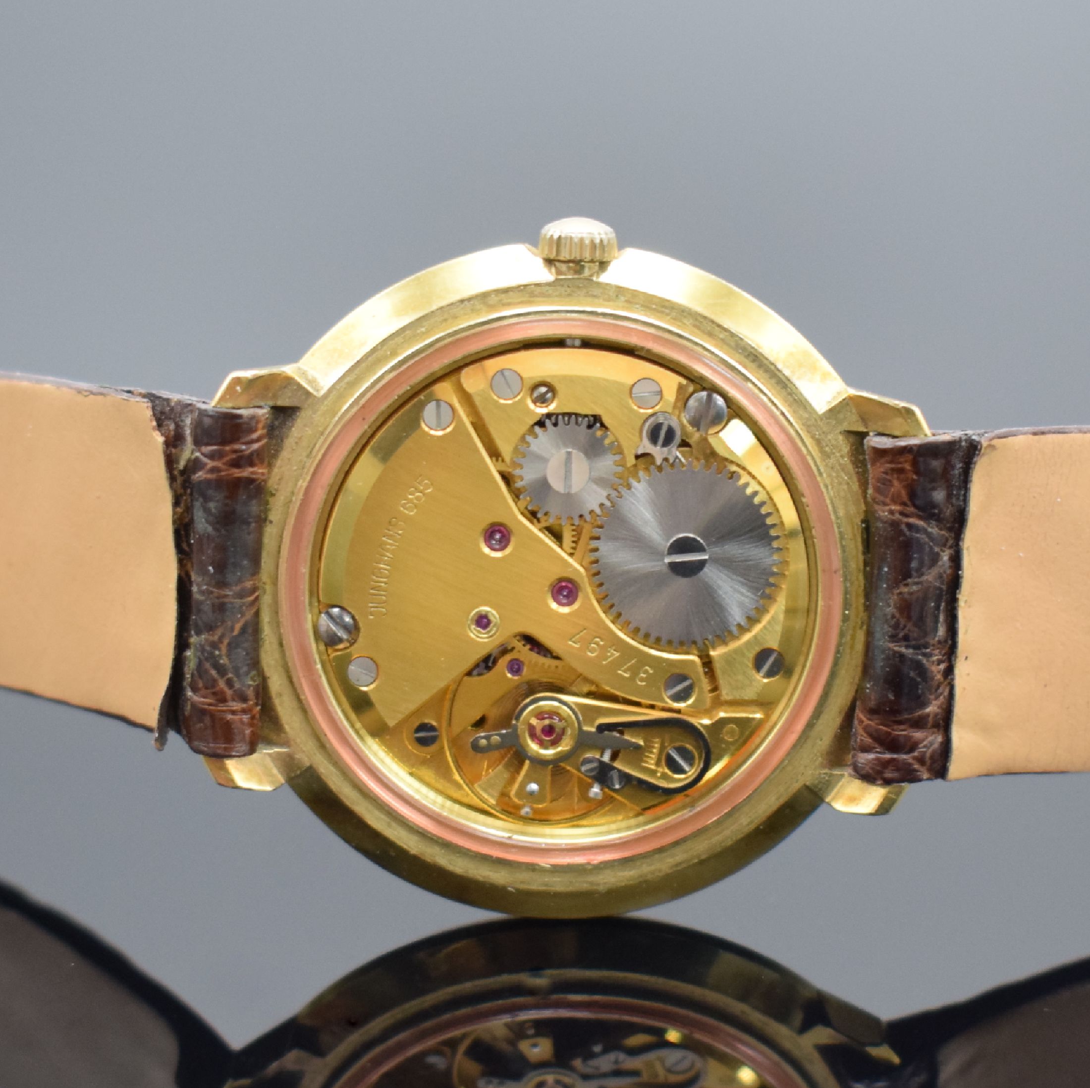 Detail e: JUNGHANS Chronometer vergoldete Herrenarmbanduhr Kaliber 685, Deutschland um 1965, Handaufzug, Stahlboden aufgedr., orig. Lederband m. verg. ...