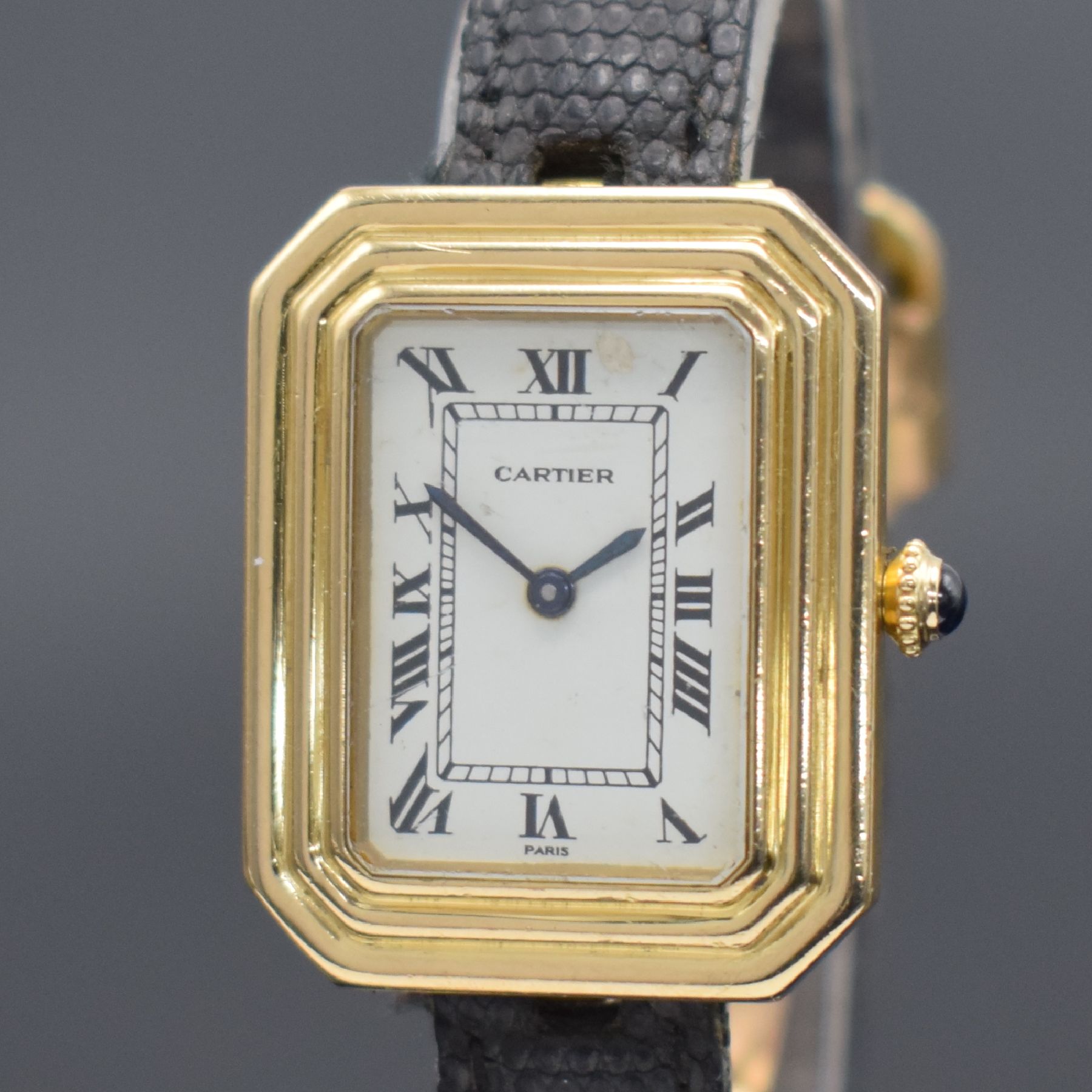 Detail a: CARTIER Paris Square seltene Armbanduhr in GG 750/000, Handaufzug, Schweiz 1980er Jahre, Geh.-Boden 4-fach verschr., orig. Lederband m. orig. ...