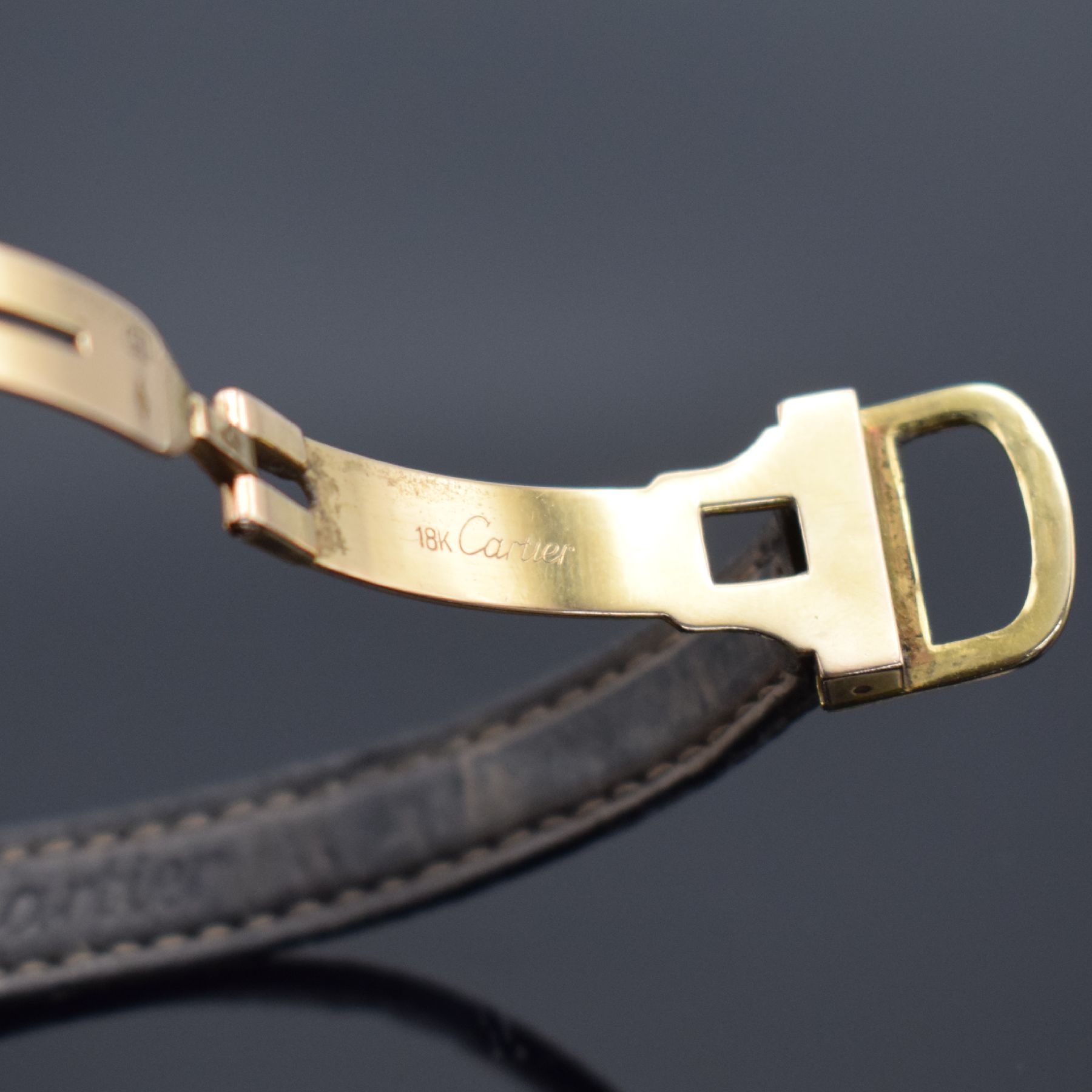 Detail b: CARTIER Paris Square seltene Armbanduhr in GG 750/000, Handaufzug, Schweiz 1980er Jahre, Geh.-Boden 4-fach verschr., orig. Lederband m. orig. ...