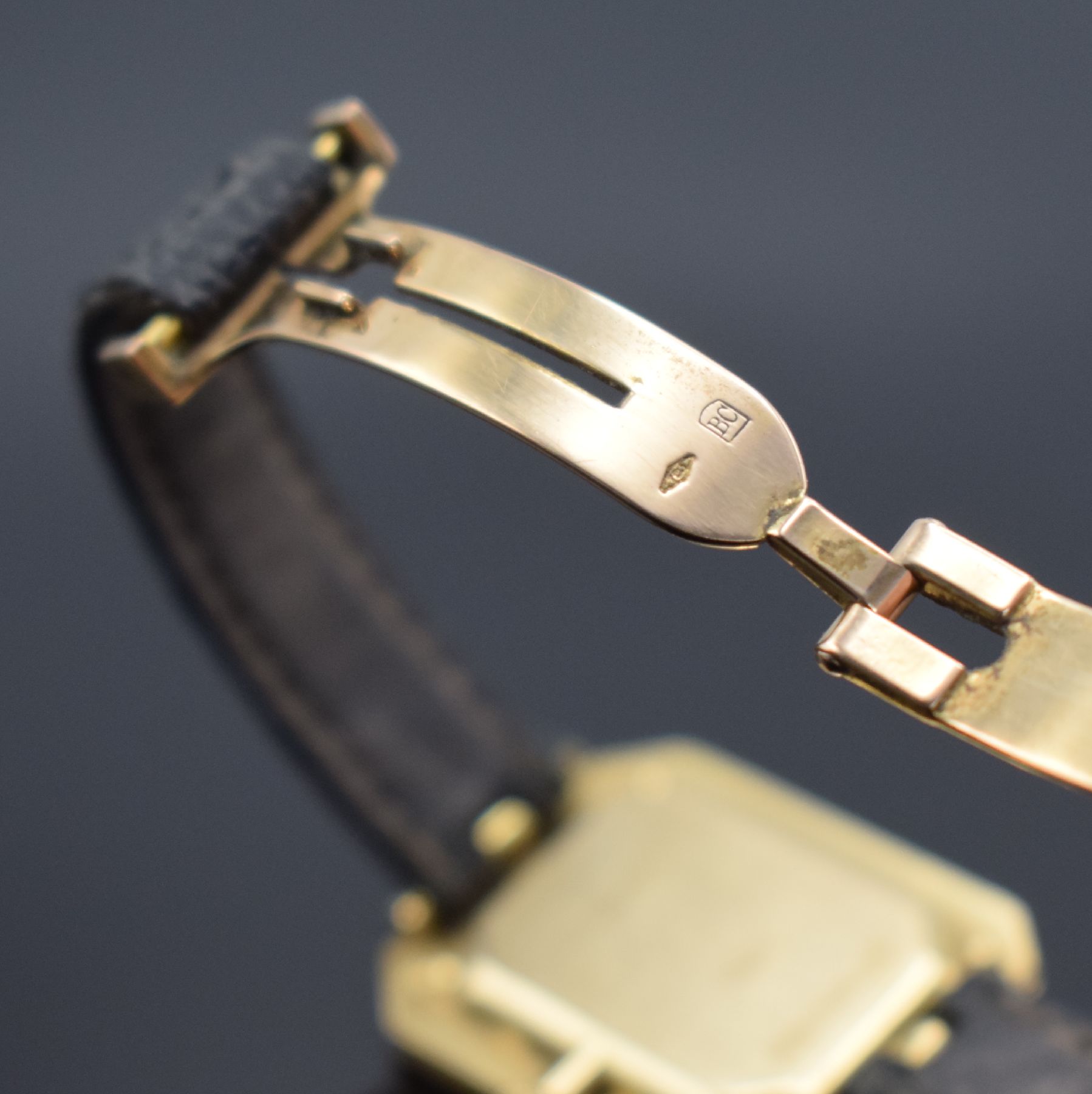 Detail c: CARTIER Paris Square seltene Armbanduhr in GG 750/000, Handaufzug, Schweiz 1980er Jahre, Geh.-Boden 4-fach verschr., orig. Lederband m. orig. ...