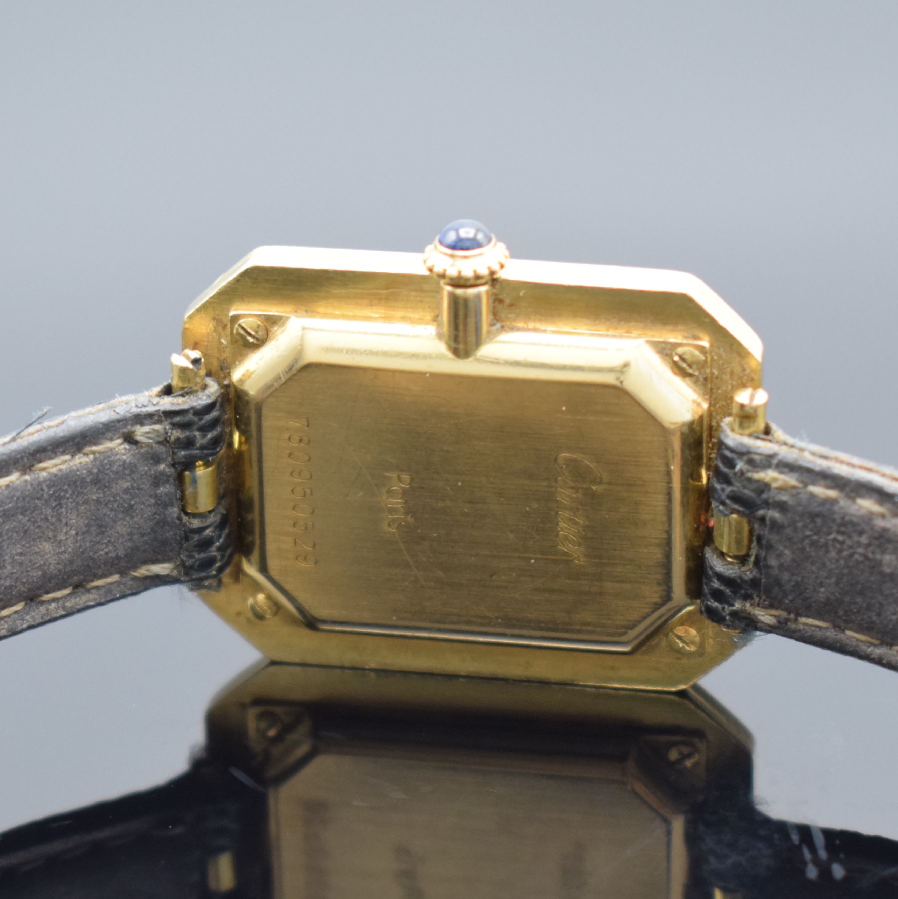 Detail d: CARTIER Paris Square seltene Armbanduhr in GG 750/000, Handaufzug, Schweiz 1980er Jahre, Geh.-Boden 4-fach verschr., orig. Lederband m. orig. ...