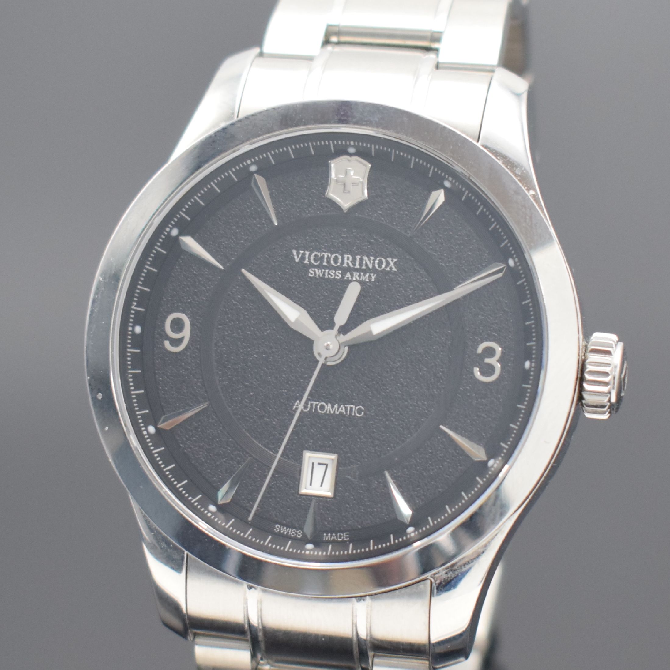 Detail a: VICTORINOX Swiss Army Alliance Herrenarmbanduhr in Stahl, Schweiz aktuelle Produktion, Automatik, Ref. 241898, beids. vergl. Geh., Boden verschr., ...