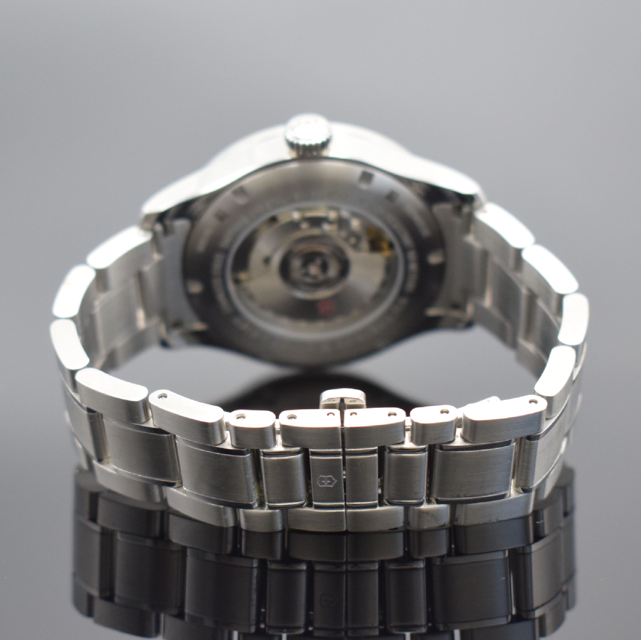 Detail b: VICTORINOX Swiss Army Alliance Herrenarmbanduhr in Stahl, Schweiz aktuelle Produktion, Automatik, Ref. 241898, beids. vergl. Geh., Boden verschr., ...