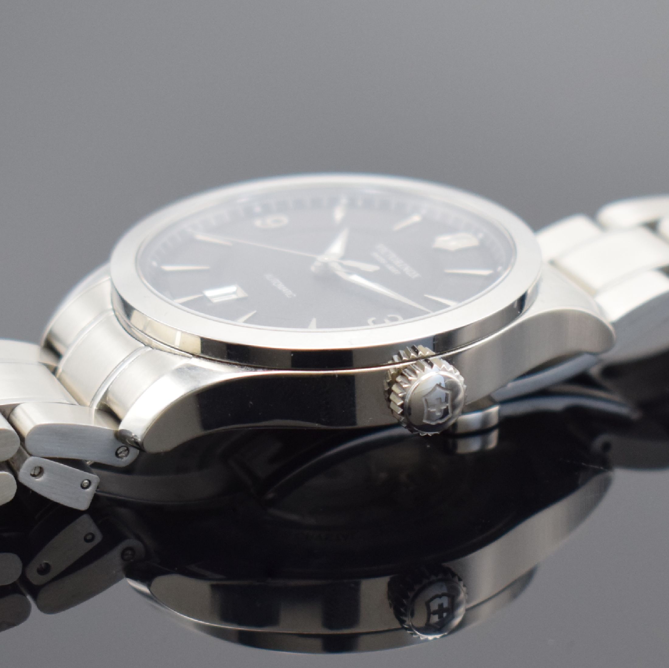 Detail c: VICTORINOX Swiss Army Alliance Herrenarmbanduhr in Stahl, Schweiz aktuelle Produktion, Automatik, Ref. 241898, beids. vergl. Geh., Boden verschr., ...