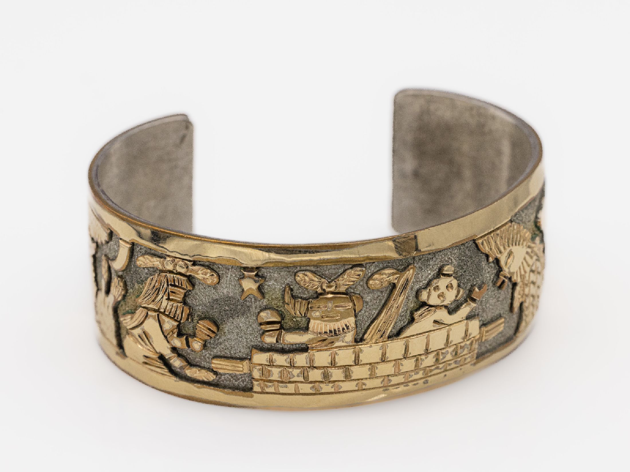 Armreif Azteken, zwischen 1955 und 1965, Mexiko, Sterling Silber z.T. verg., umlaufende Darstellung einer aztekischen Zeremonie, D. ca. 6.3 cm