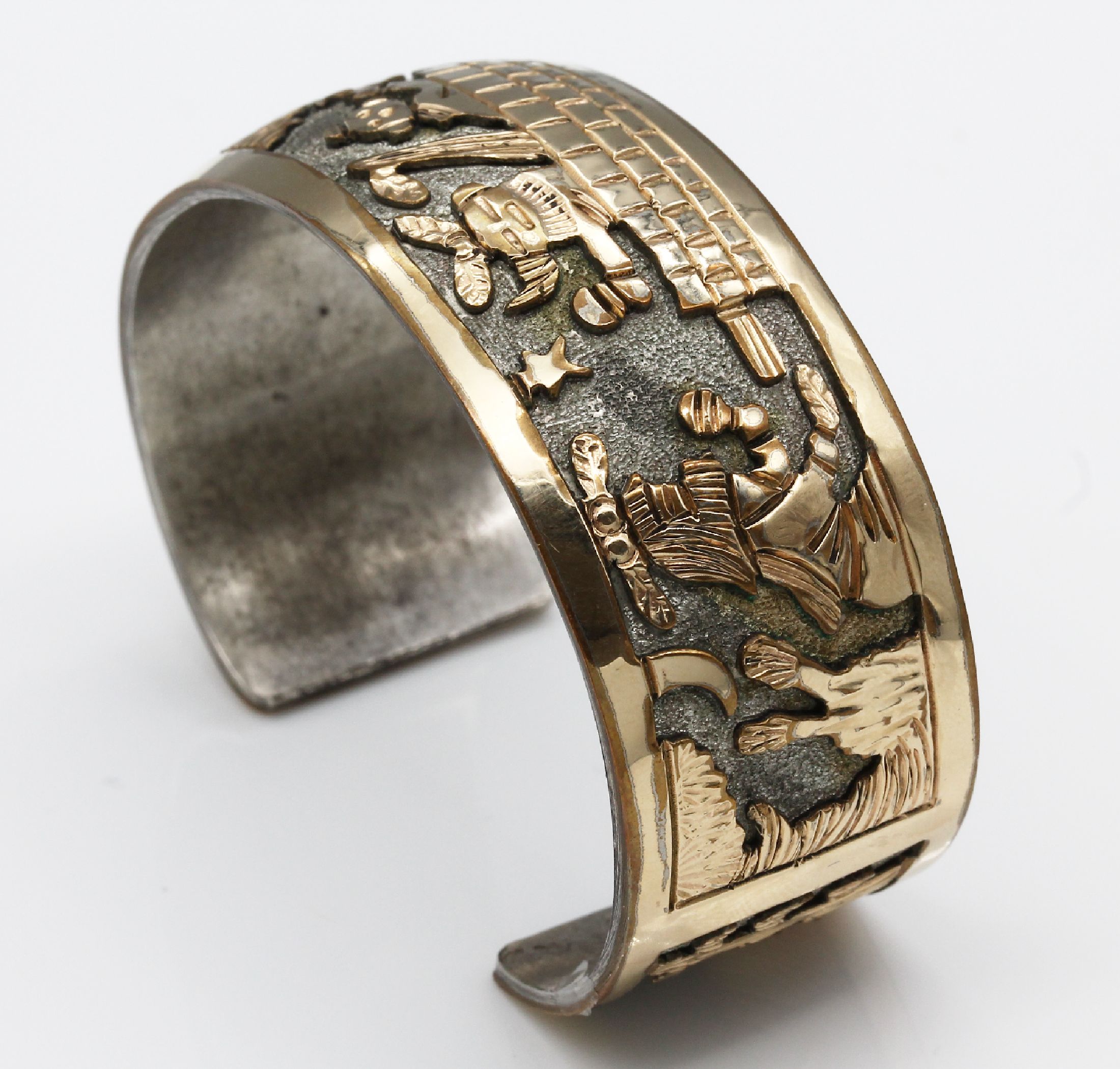 Detail a: Armreif Azteken, zwischen 1955 und 1965, Mexiko, Sterling Silber z.T. verg., umlaufende Darstellung einer aztekischen Zeremonie, D. ca. 6.3 cm