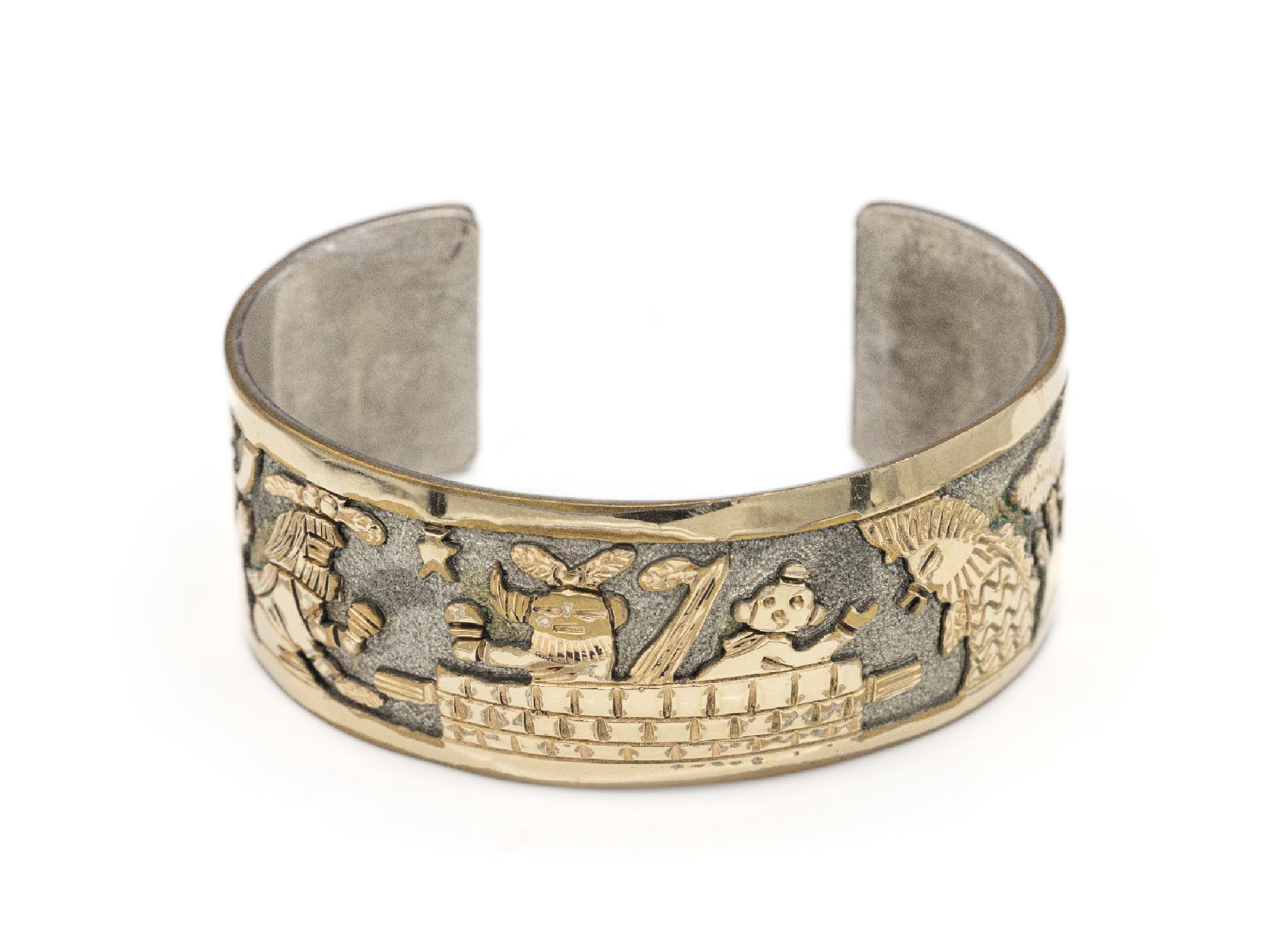 Detail b: Armreif Azteken, zwischen 1955 und 1965, Mexiko, Sterling Silber z.T. verg., umlaufende Darstellung einer aztekischen Zeremonie, D. ca. 6.3 cm