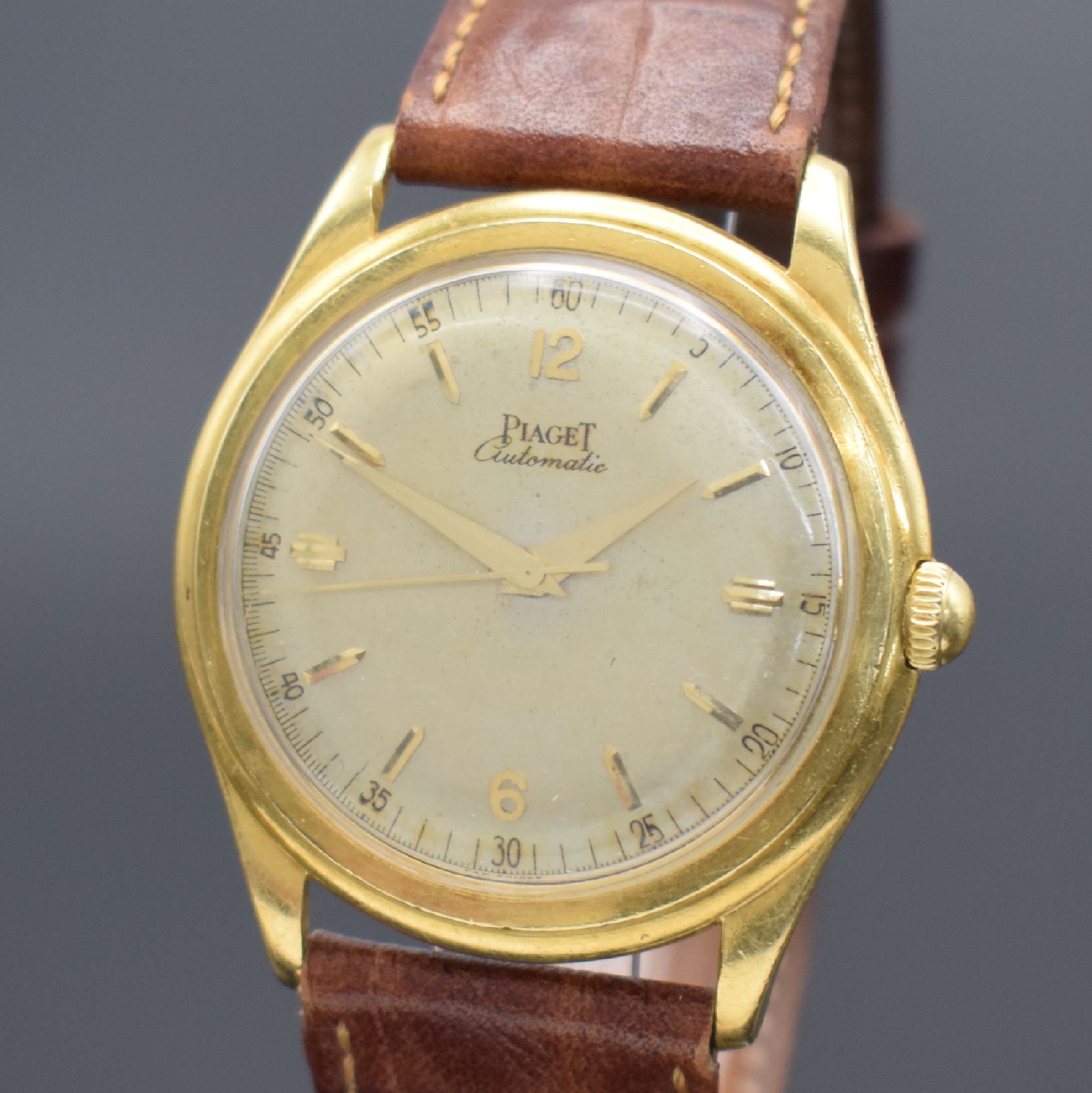 Detail a: PIAGET Herrenarmbanduhr in GG 750/000 Referenz 11690, Schweiz um 1956, Automatik, Boden m. Widmung verschr., silb. Zifferbl. pat./fl., gold. Ind. & ...