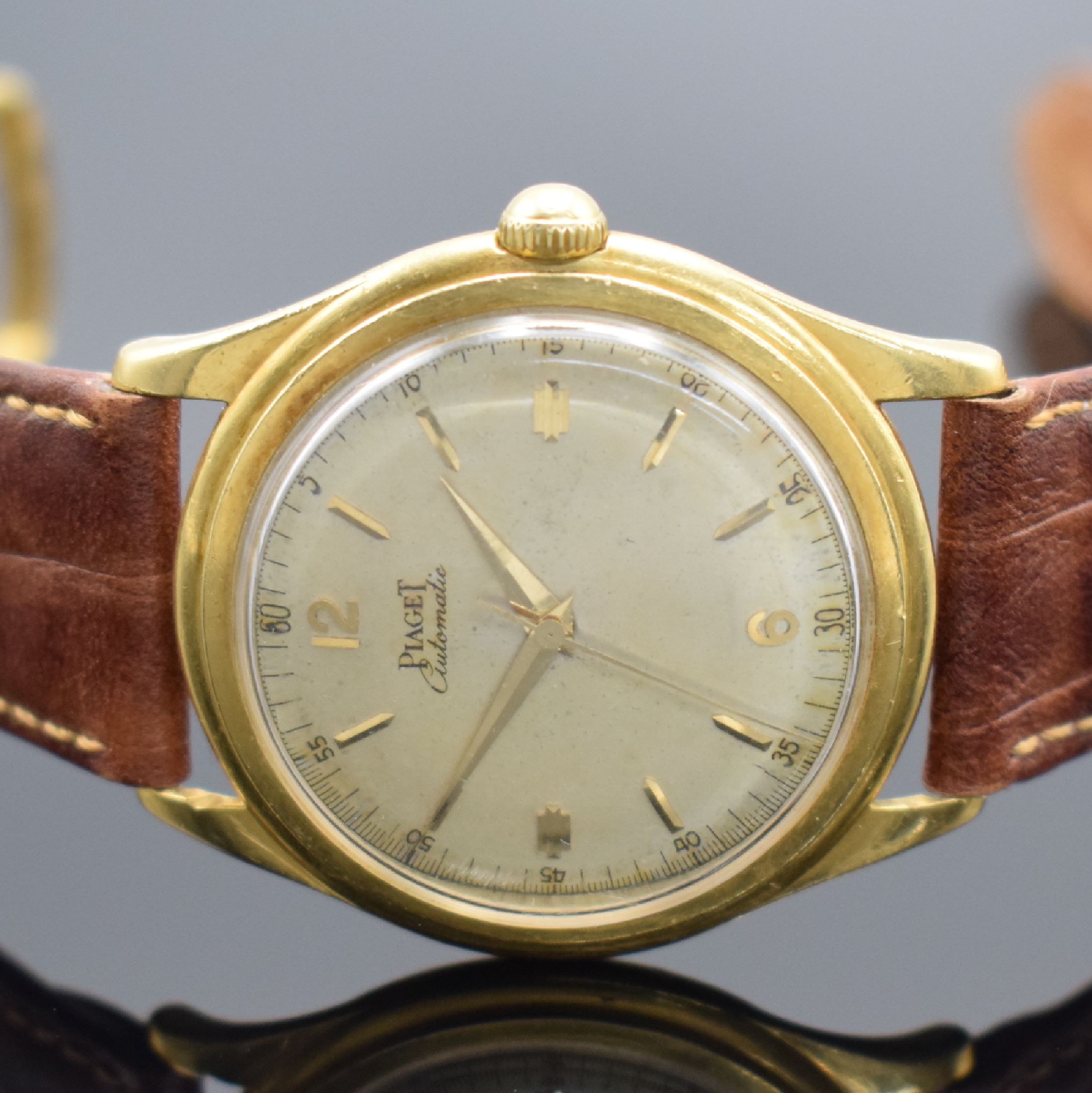 Detail b: PIAGET Herrenarmbanduhr in GG 750/000 Referenz 11690, Schweiz um 1956, Automatik, Boden m. Widmung verschr., silb. Zifferbl. pat./fl., gold. Ind. & ...