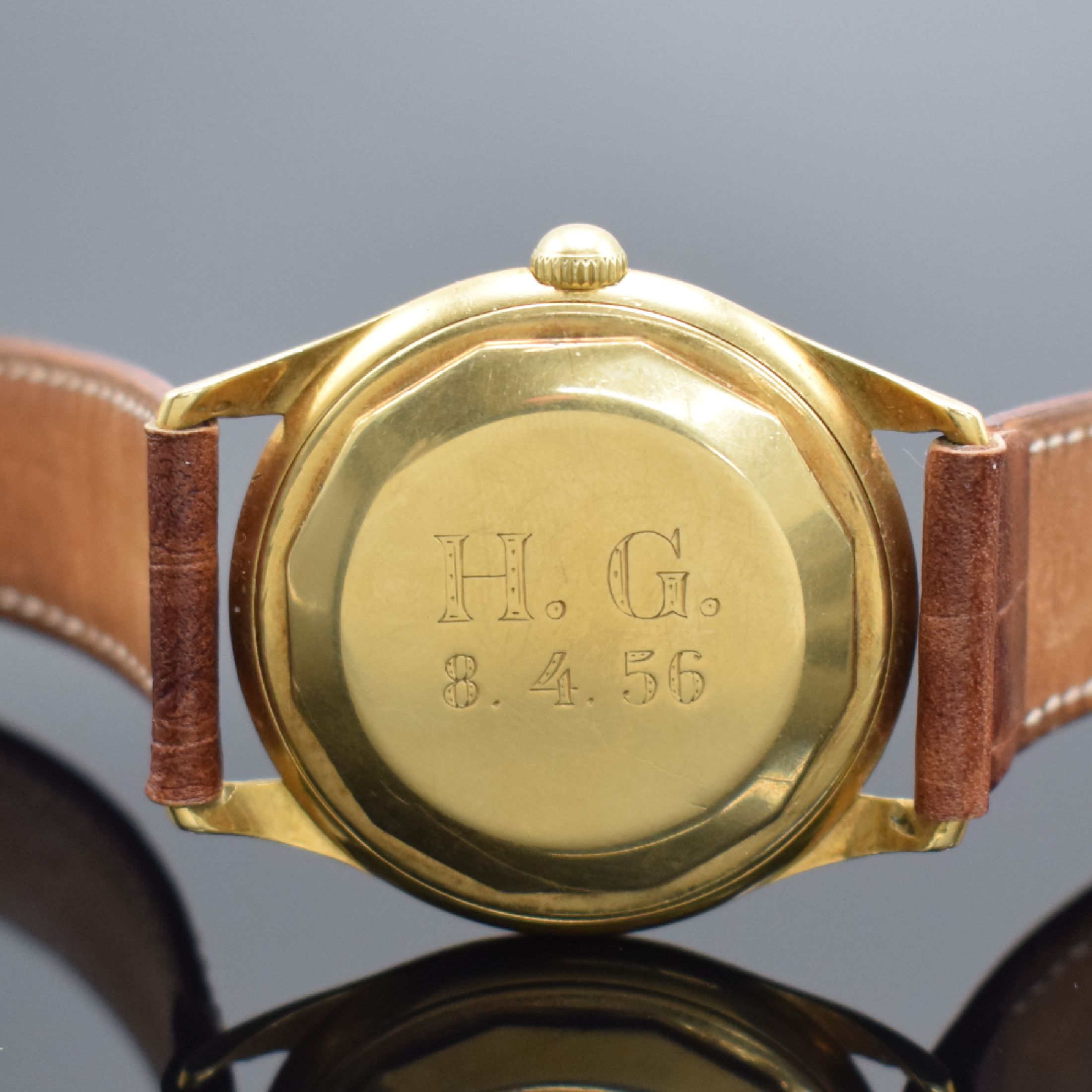 Detail c: PIAGET Herrenarmbanduhr in GG 750/000 Referenz 11690, Schweiz um 1956, Automatik, Boden m. Widmung verschr., silb. Zifferbl. pat./fl., gold. Ind. & ...