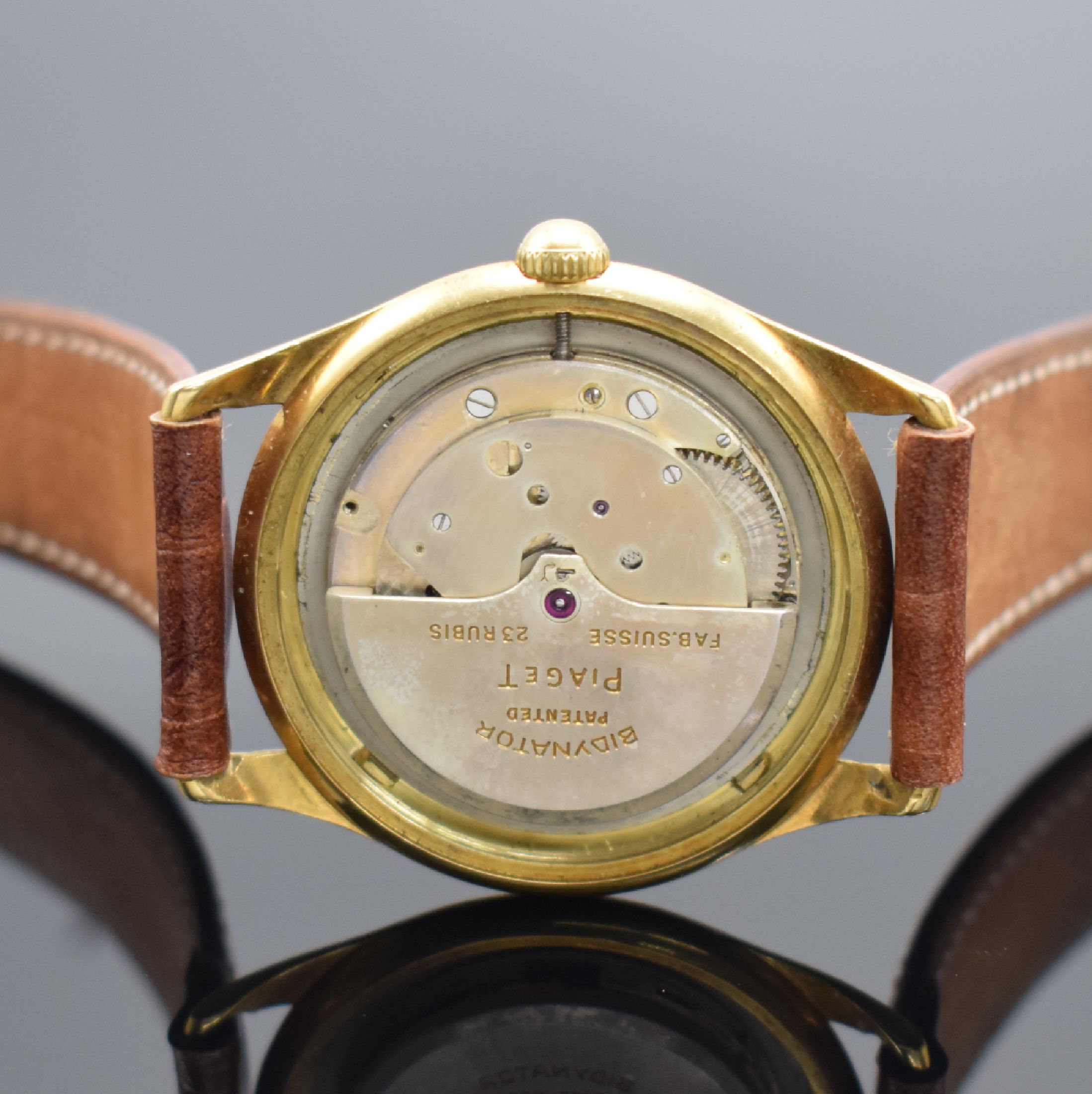 Detail d: PIAGET Herrenarmbanduhr in GG 750/000 Referenz 11690, Schweiz um 1956, Automatik, Boden m. Widmung verschr., silb. Zifferbl. pat./fl., gold. Ind. & ...