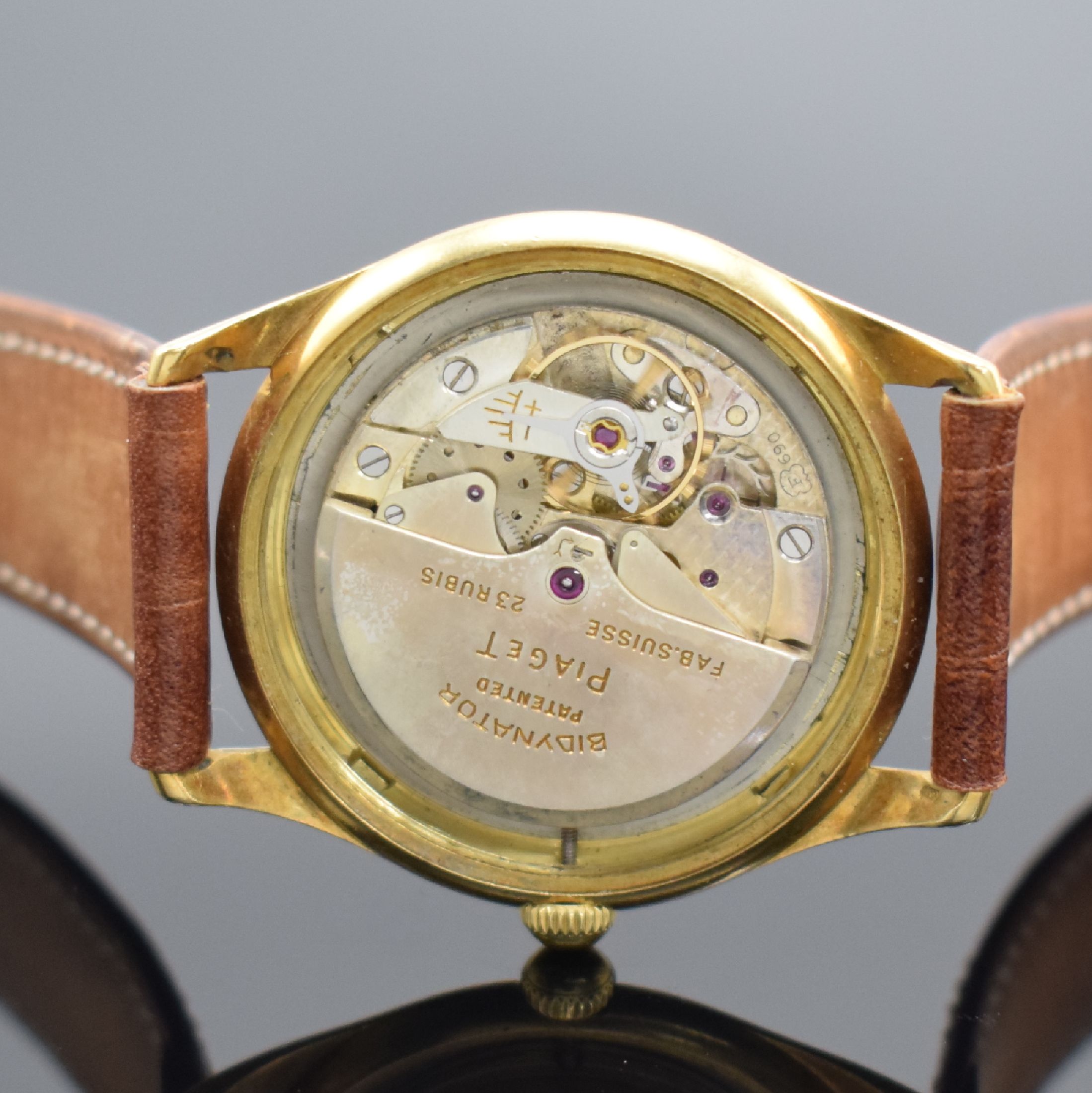 Detail e: PIAGET Herrenarmbanduhr in GG 750/000 Referenz 11690, Schweiz um 1956, Automatik, Boden m. Widmung verschr., silb. Zifferbl. pat./fl., gold. Ind. & ...