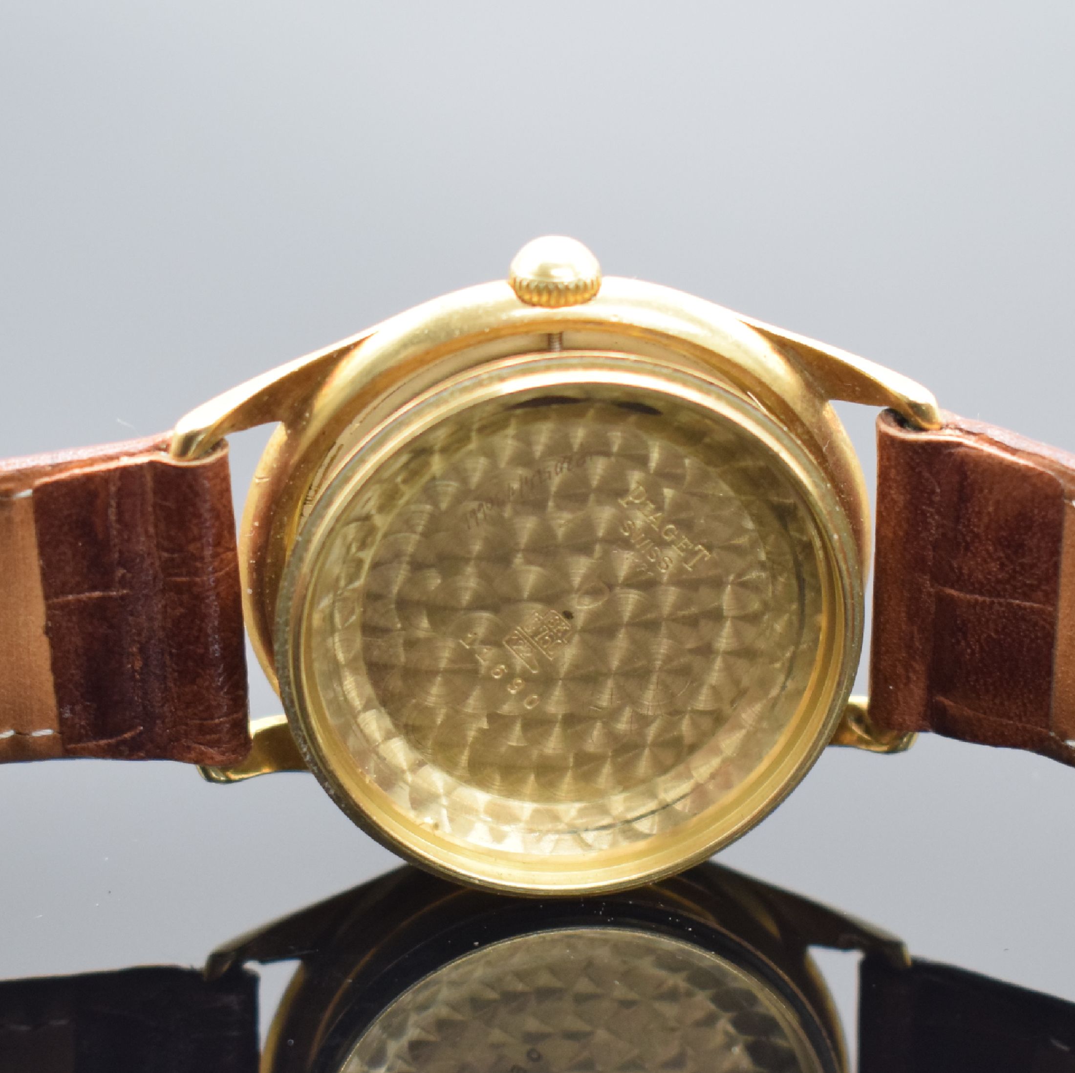 Detail f: PIAGET Herrenarmbanduhr in GG 750/000 Referenz 11690, Schweiz um 1956, Automatik, Boden m. Widmung verschr., silb. Zifferbl. pat./fl., gold. Ind. & ...