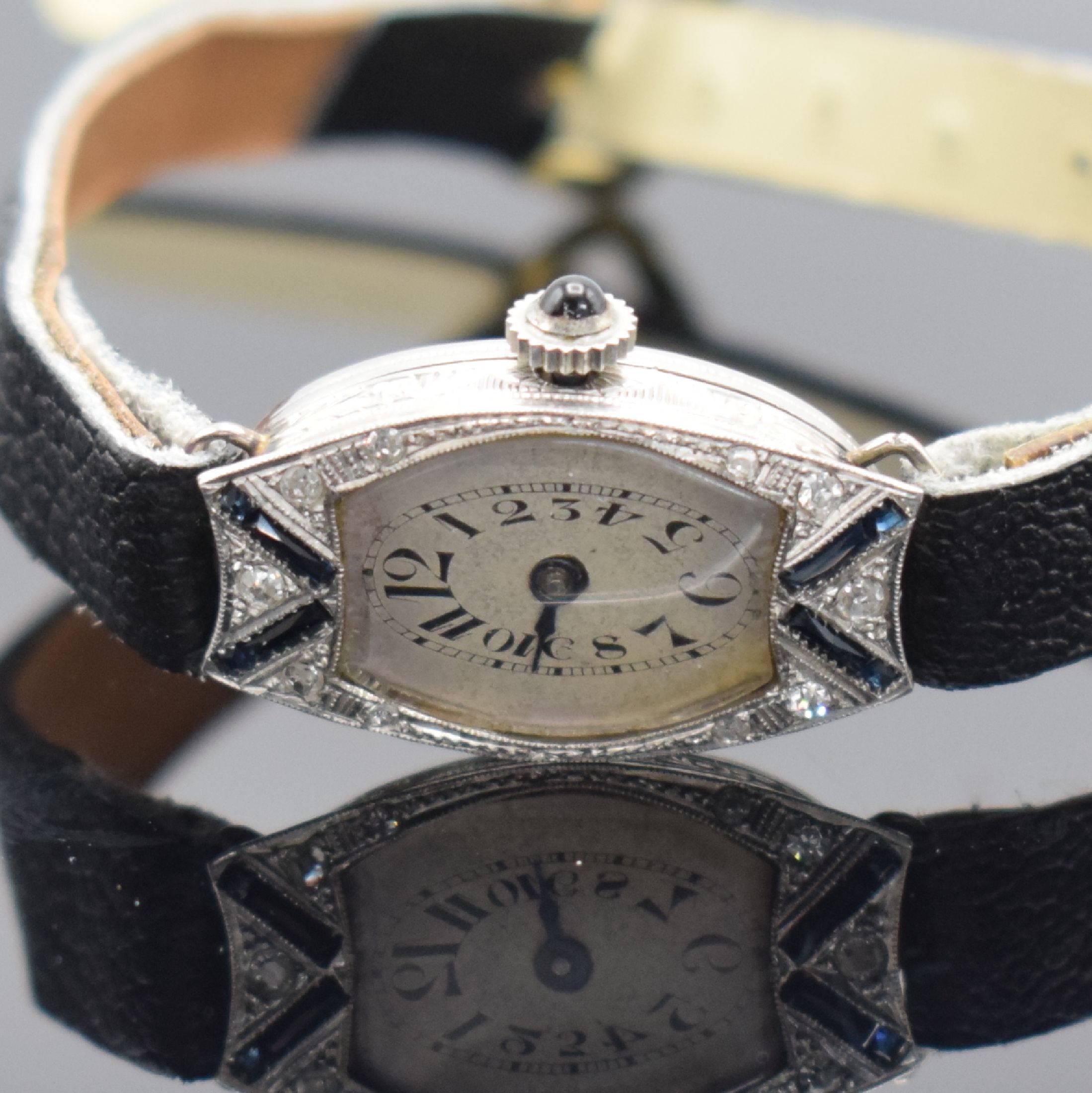 Detail a: Art Deco Damenarmbanduhr in Platin mit Diamanten & Saphiren, Schweiz um 1930, Handaufzug, Scharnierboden, silb. Zifferbl. m. arab. Zahlen, gebl. ...
