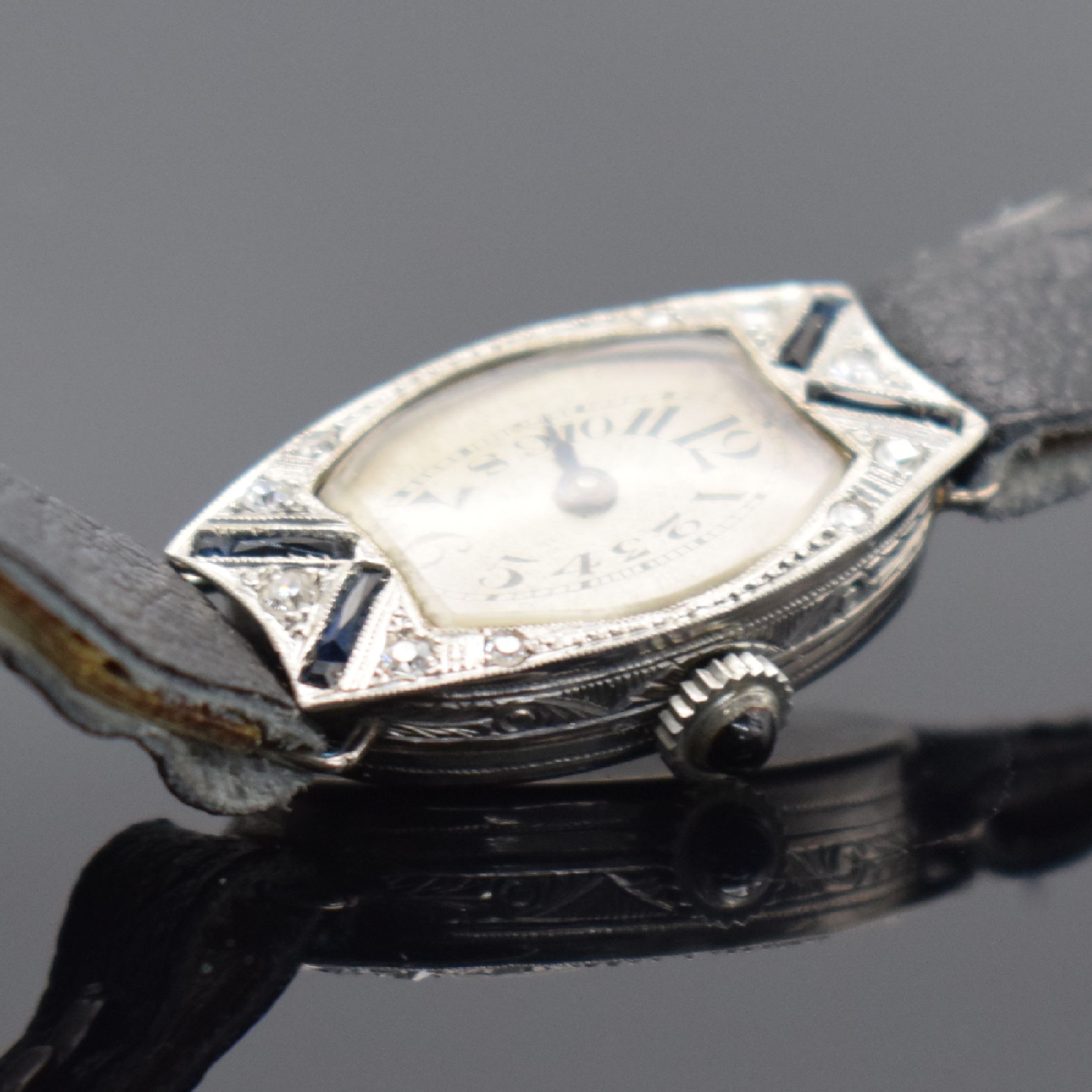Detail b: Art Deco Damenarmbanduhr in Platin mit Diamanten & Saphiren, Schweiz um 1930, Handaufzug, Scharnierboden, silb. Zifferbl. m. arab. Zahlen, gebl. ...