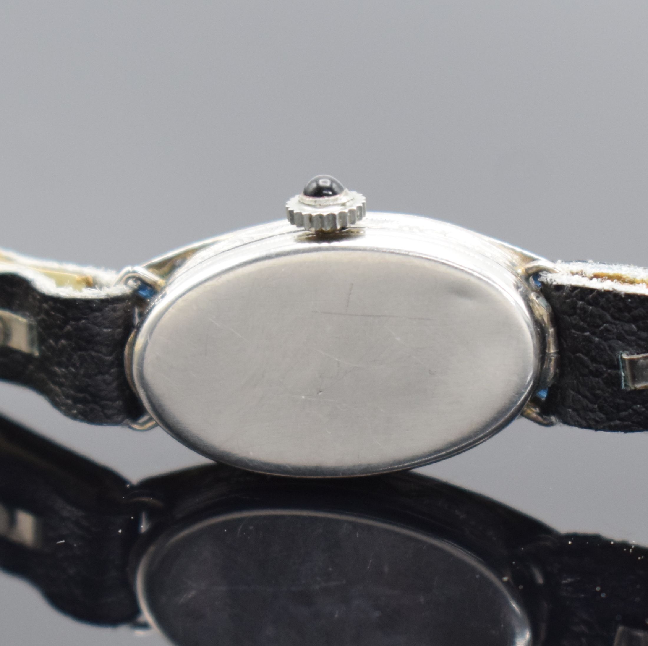 Detail c: Art Deco Damenarmbanduhr in Platin mit Diamanten & Saphiren, Schweiz um 1930, Handaufzug, Scharnierboden, silb. Zifferbl. m. arab. Zahlen, gebl. ...