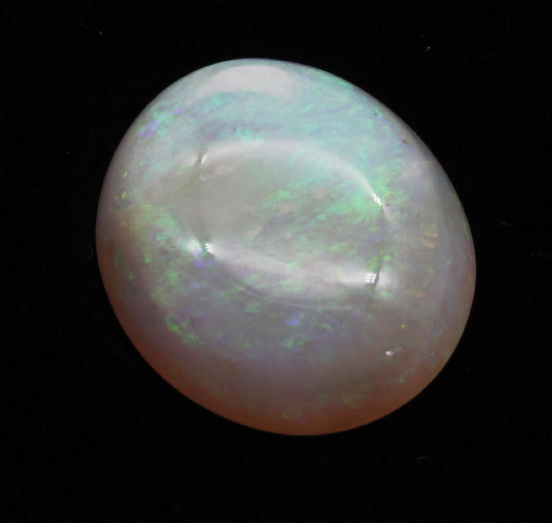 Detail a: Loser Opal-Cabochon, ca. 10.26 ct, oval, schönes Farbspiel in Gelb, Grün und Blau
