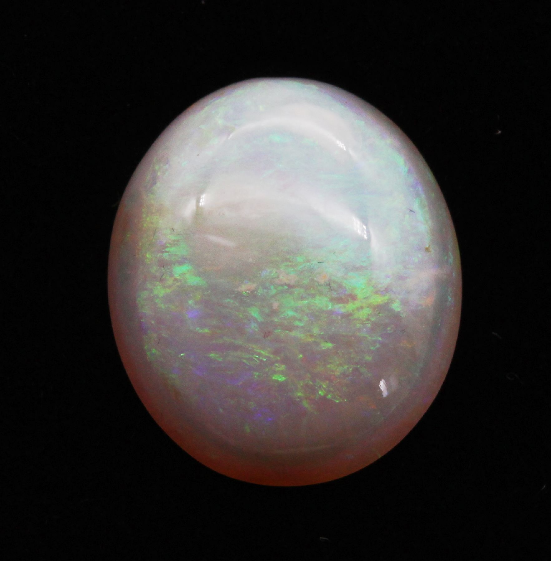 Detail b: Loser Opal-Cabochon, ca. 10.26 ct, oval, schönes Farbspiel in Gelb, Grün und Blau