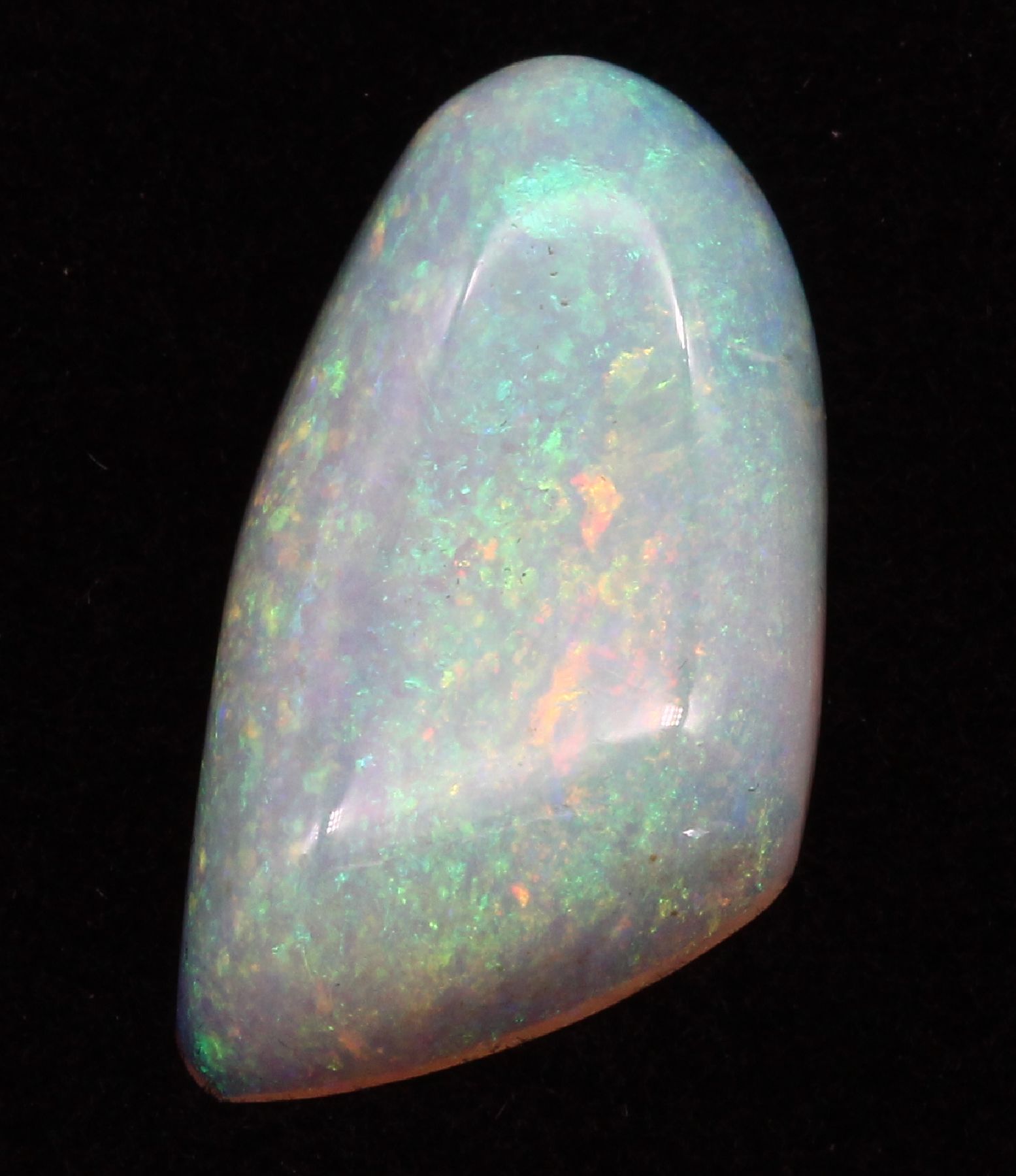 Detail a: Loser Opal-Cabochon, ca. 7.15 ct, länglich, schönes Farbspiel in Blau, Grün und Gelb