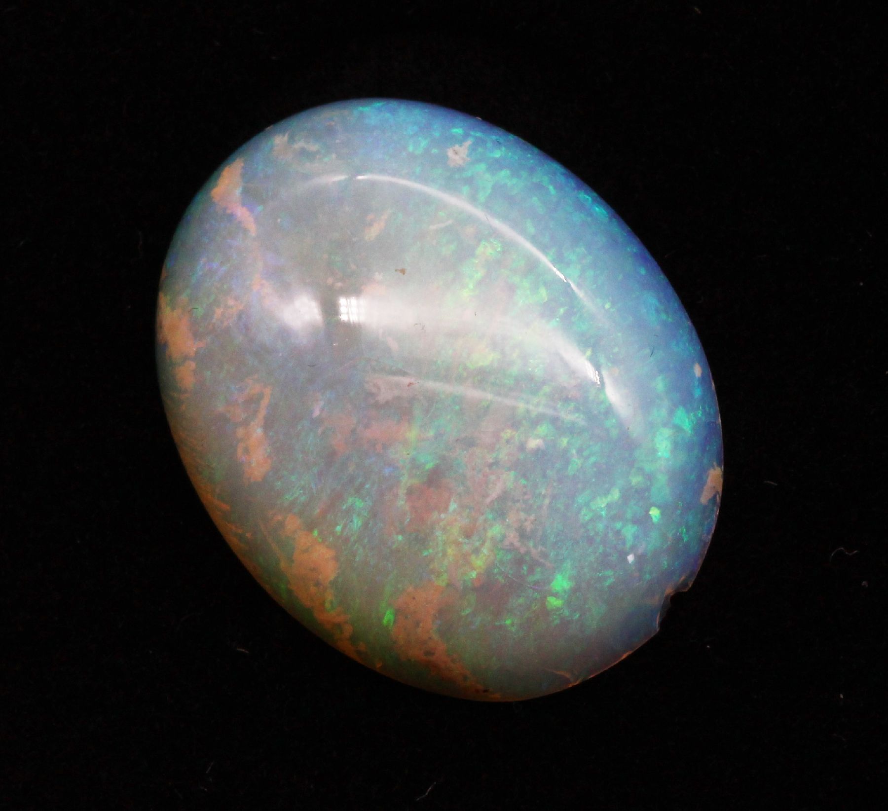 Detail b: Loser Opal-Cabochon, ca. 12.86 ct, oval , Farbspiel in Blau und Grün, min. besch.