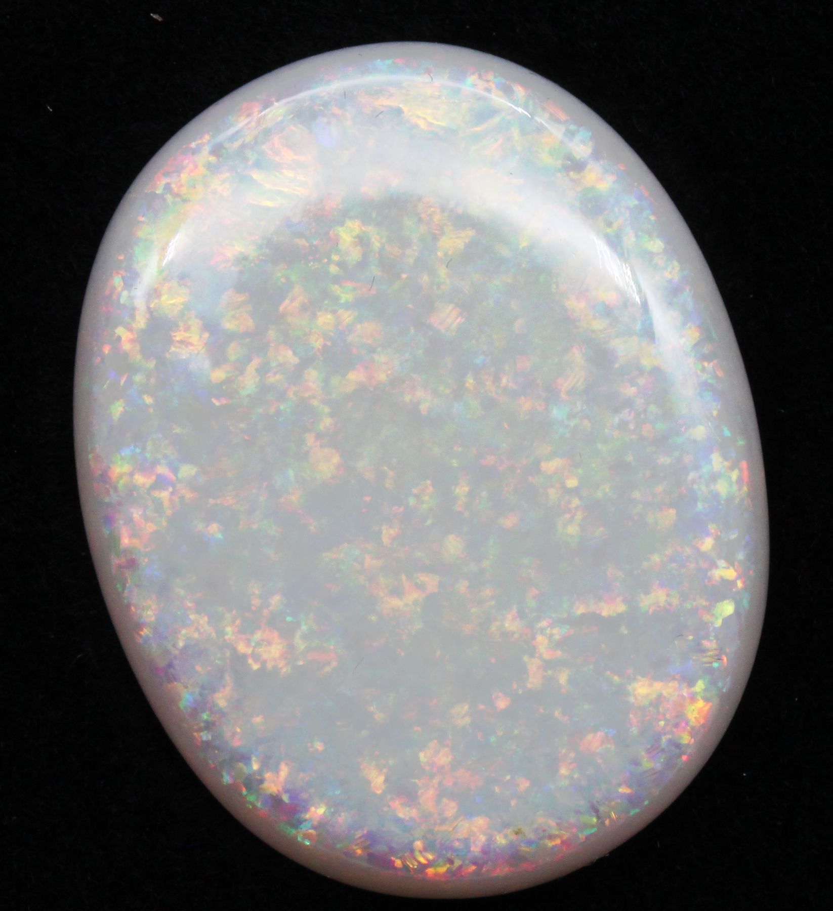 Detail a: Loser Opal-Cabochon ca. 15.87 ct , oval, sehr schönes Farbspiel in Gelb, Grün, Blau undRot