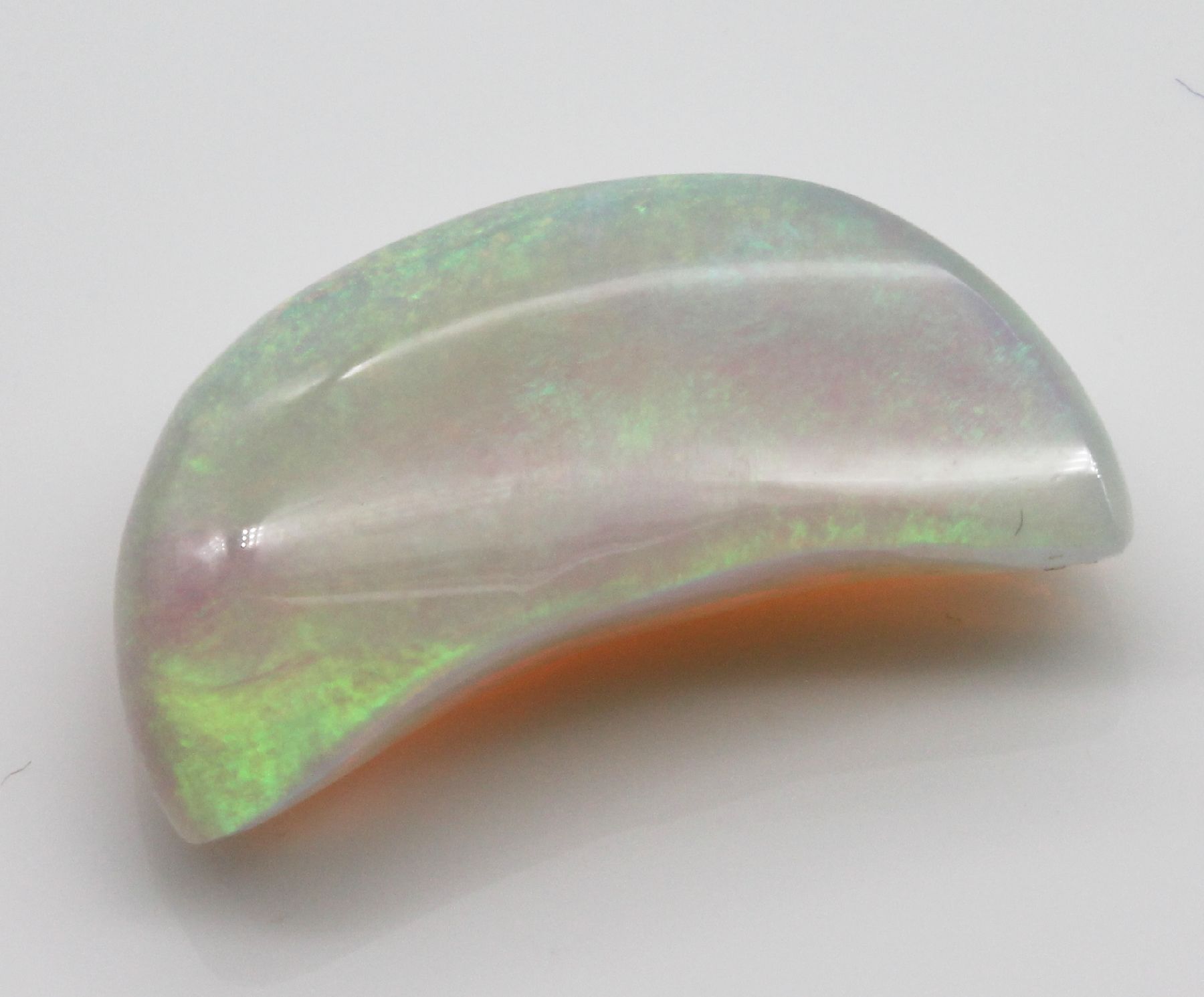Detail a: Loser Opal-Cabochon ca. 7.16 ct, mondsichelförmig, schönes Farbspiel in Blau, Grün und Gelb