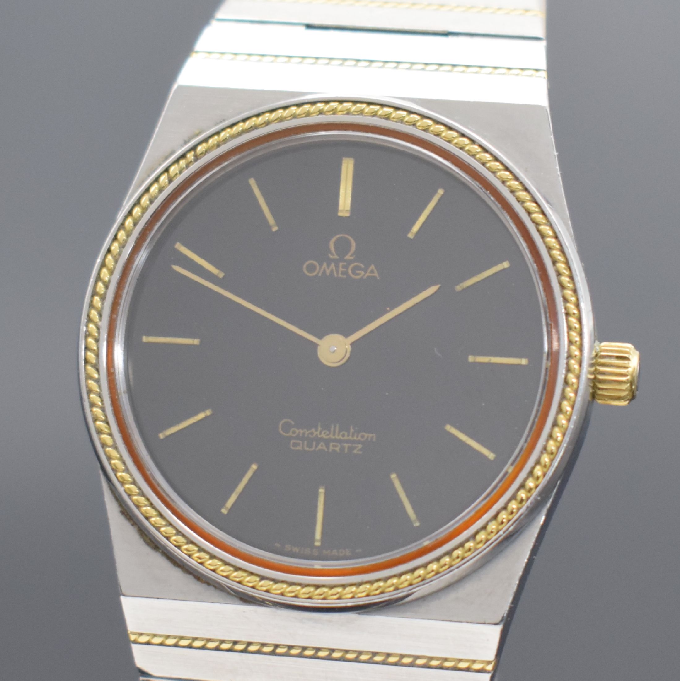 Detail a: OMEGA Constellation Herrenarmbanduhr in Stahl/Gold, Schweiz um 1975, quarz, Ref. 395.0803, Geh. an orig. Gliederband m. Faltschl., Boden m. Darst. ...