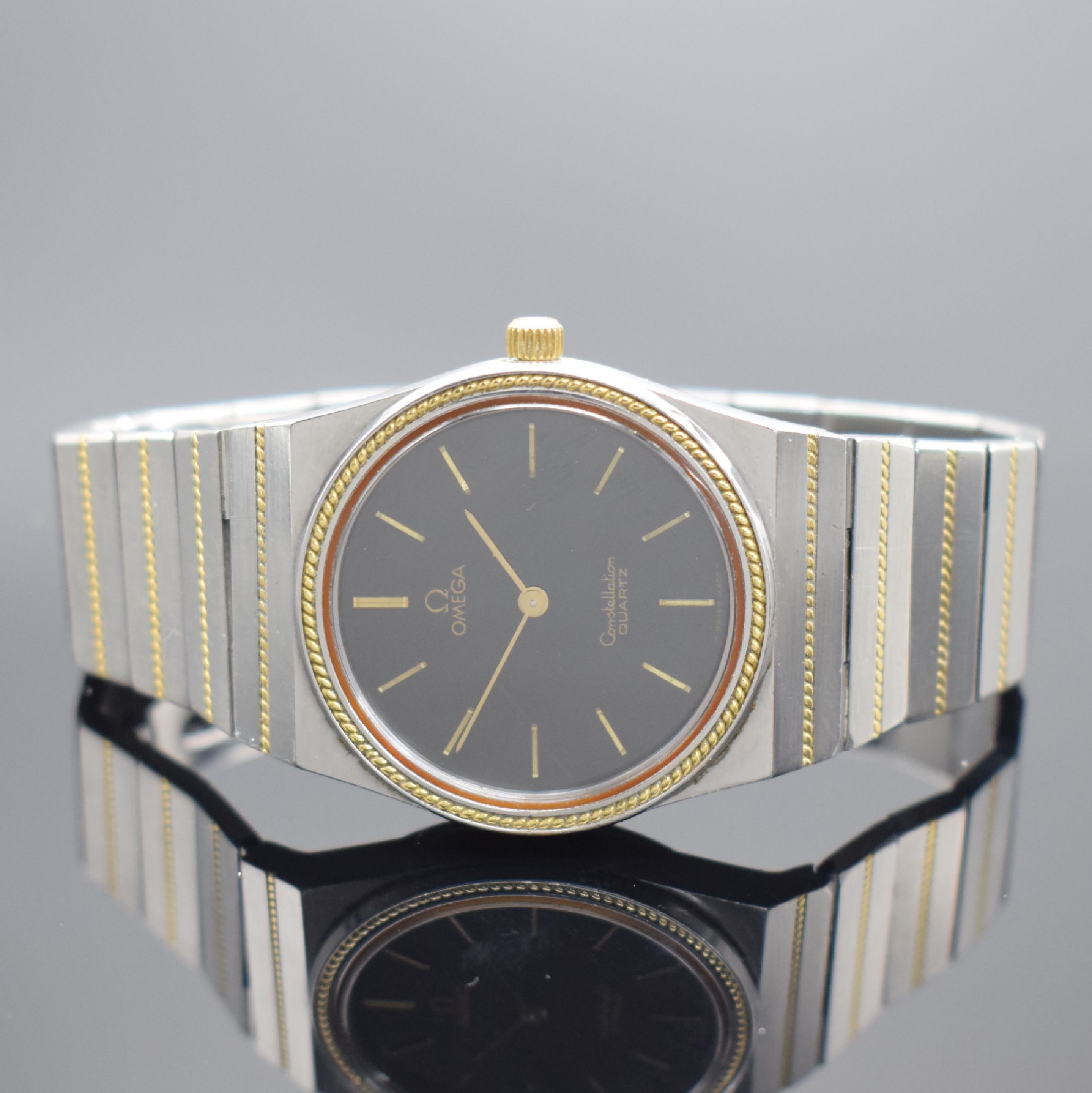 Detail b: OMEGA Constellation Herrenarmbanduhr in Stahl/Gold, Schweiz um 1975, quarz, Ref. 395.0803, Geh. an orig. Gliederband m. Faltschl., Boden m. Darst. ...