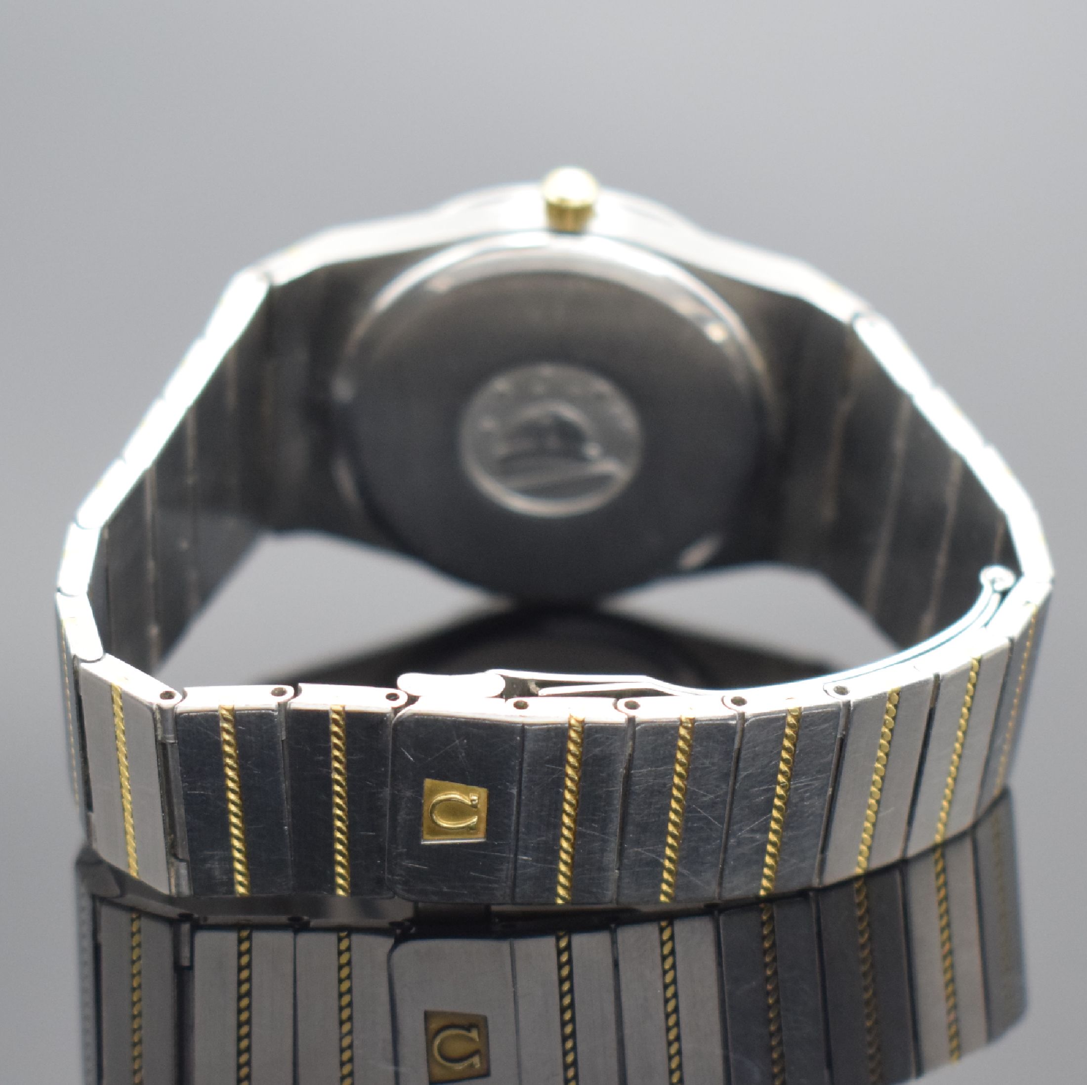 Detail c: OMEGA Constellation Herrenarmbanduhr in Stahl/Gold, Schweiz um 1975, quarz, Ref. 395.0803, Geh. an orig. Gliederband m. Faltschl., Boden m. Darst. ...