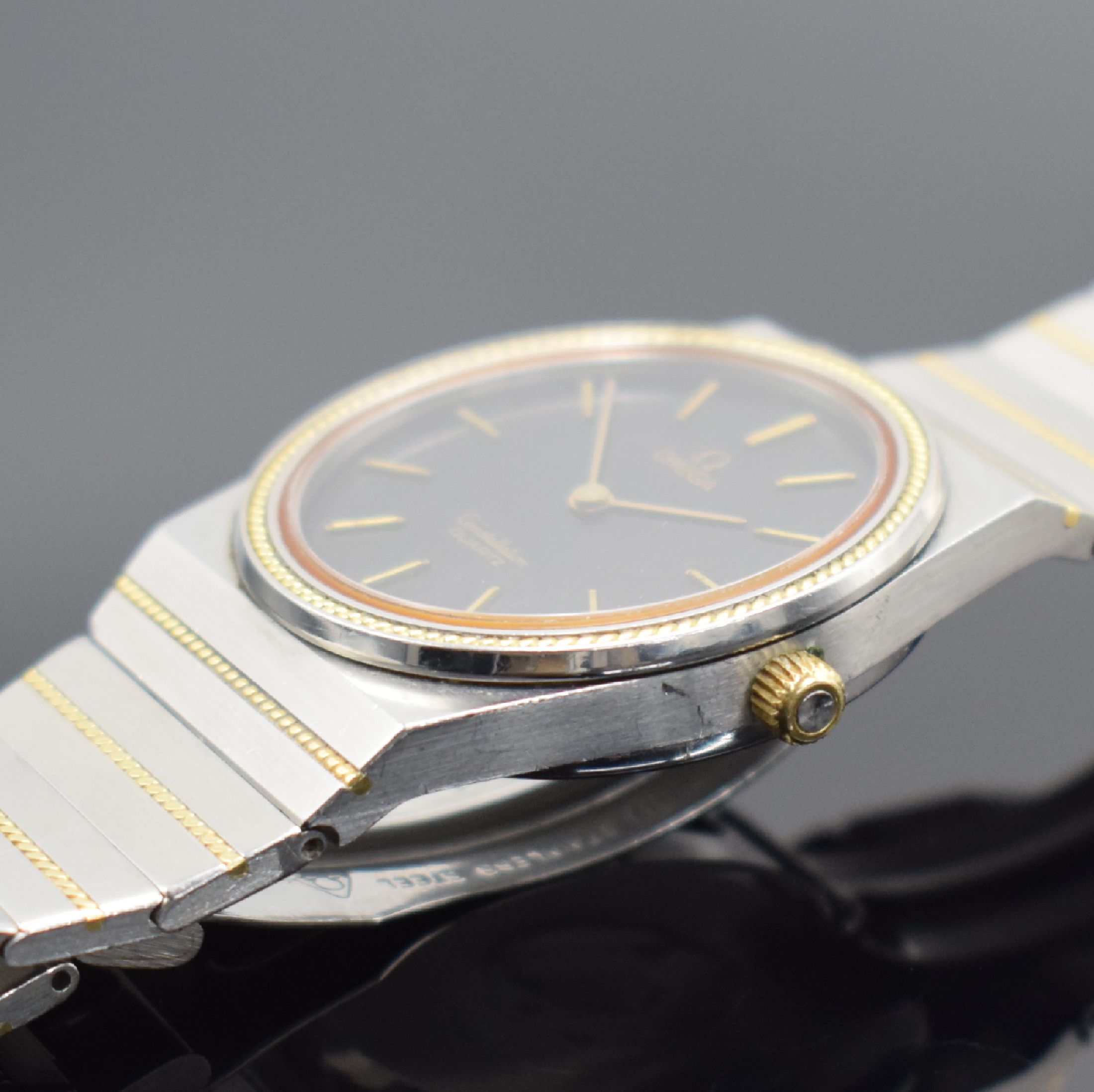 Detail d: OMEGA Constellation Herrenarmbanduhr in Stahl/Gold, Schweiz um 1975, quarz, Ref. 395.0803, Geh. an orig. Gliederband m. Faltschl., Boden m. Darst. ...