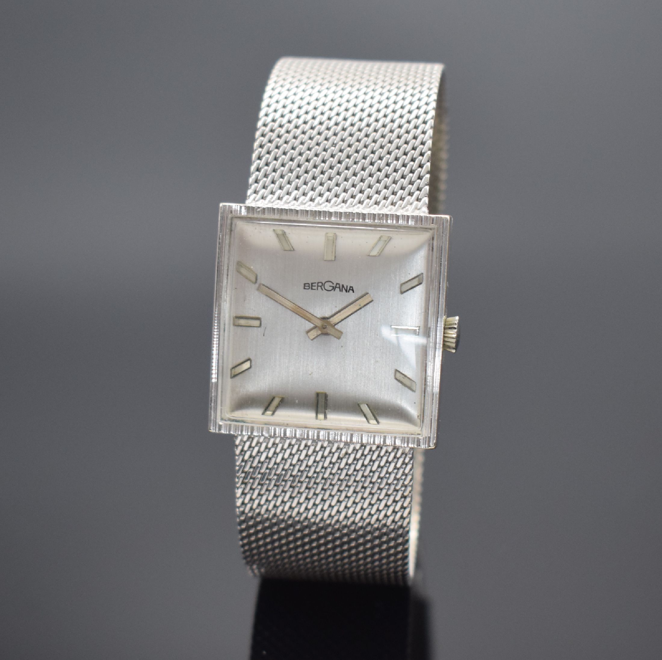 BERGANA Armbanduhr in WG 585/000, Schweiz um 1970, Handaufzug, WG 585/000 Milanaiseband, Boden aufgedr., silb. Zifferbl. m. silb. Std.-Ind. & ...