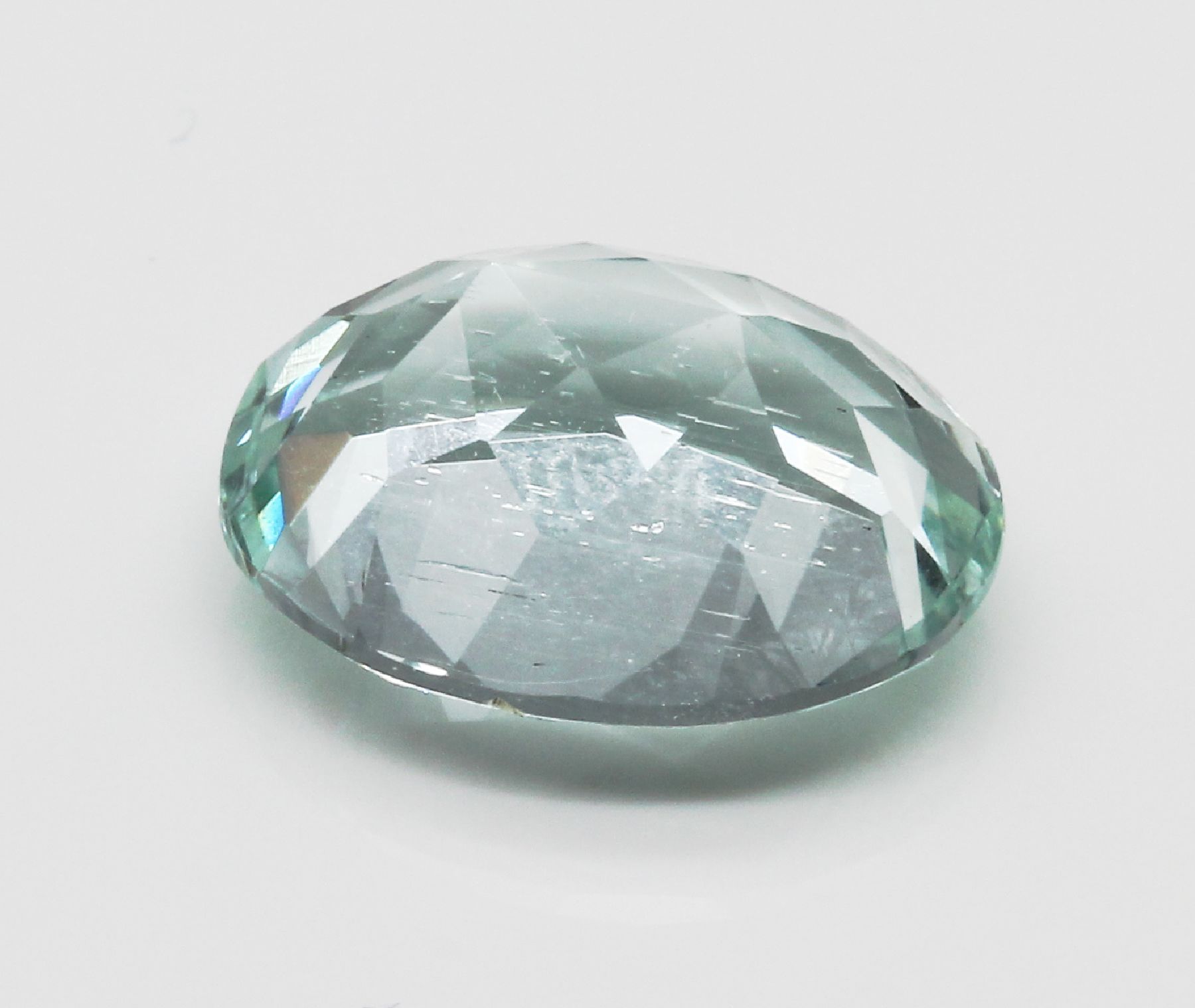 Detail b: Loser Aquamarin ca. 10.10 ct, ovalfacett.