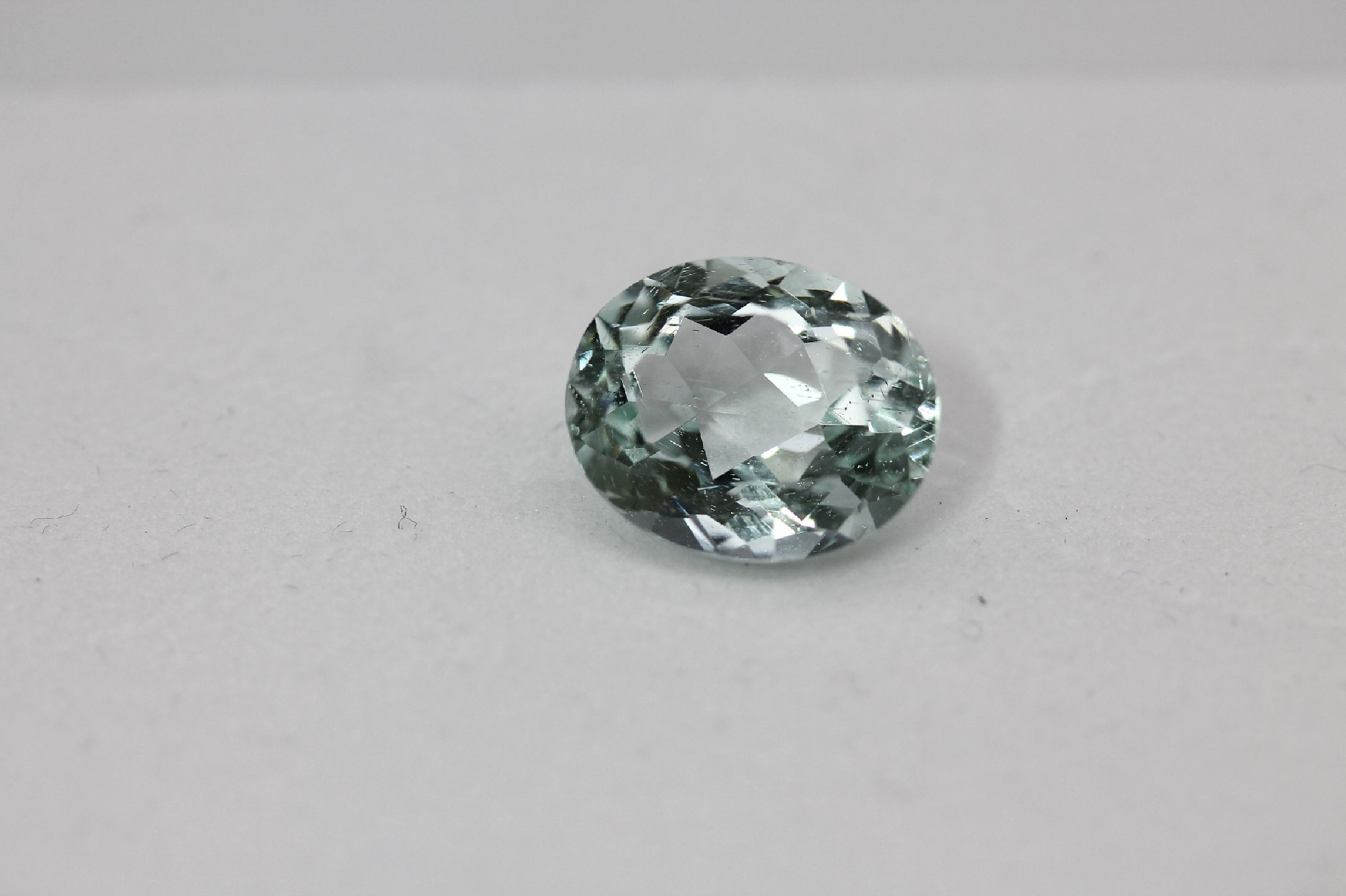 Detail c: Loser Aquamarin ca. 10.10 ct, ovalfacett.