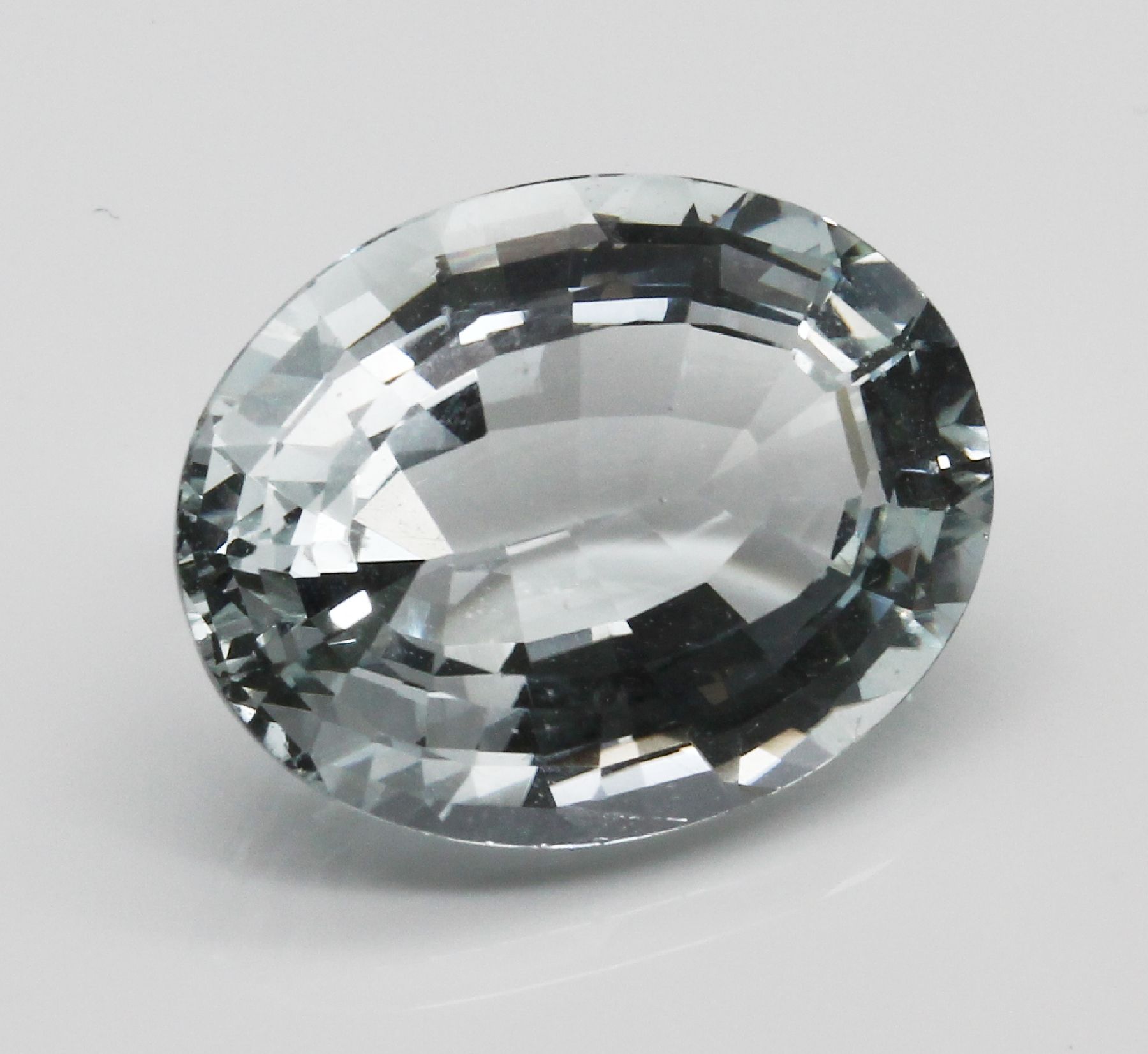 Detail a: Loser Aquamarin ca. 17.7 ct, ovalfacett.