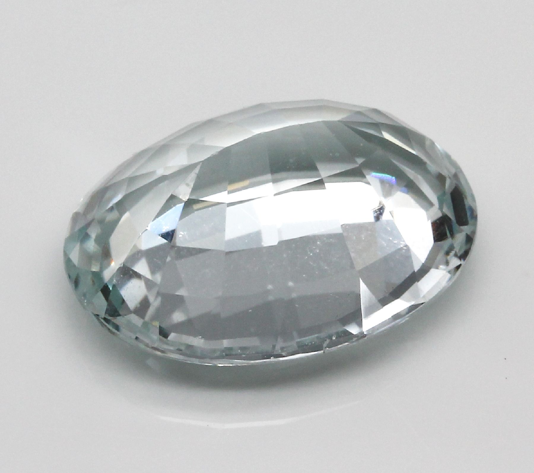 Detail b: Loser Aquamarin ca. 17.7 ct, ovalfacett.