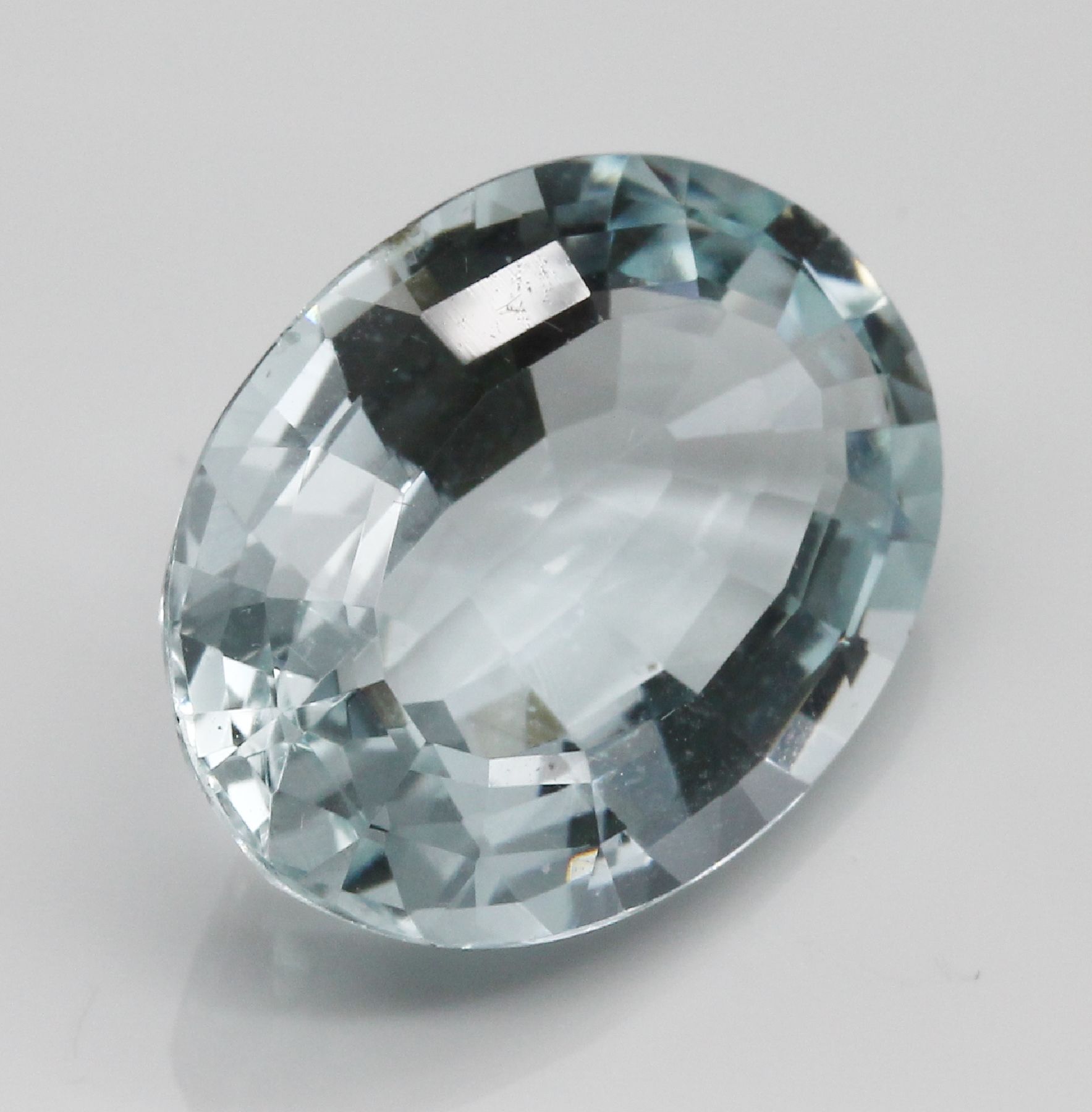 Detail a: Loser Aquamarin ca. 13.15 ct, ovalfacett.