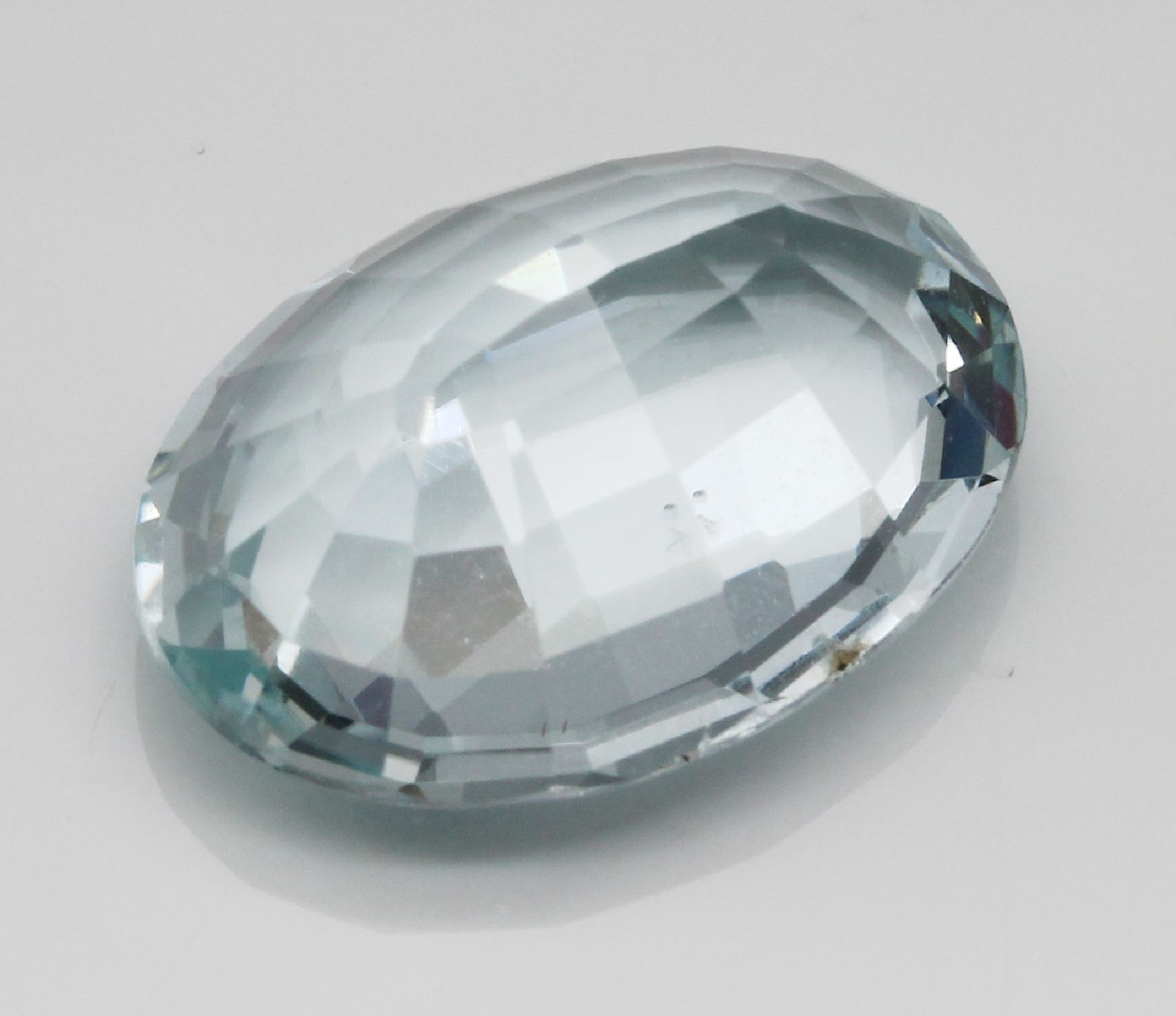 Detail b: Loser Aquamarin ca. 13.15 ct, ovalfacett.