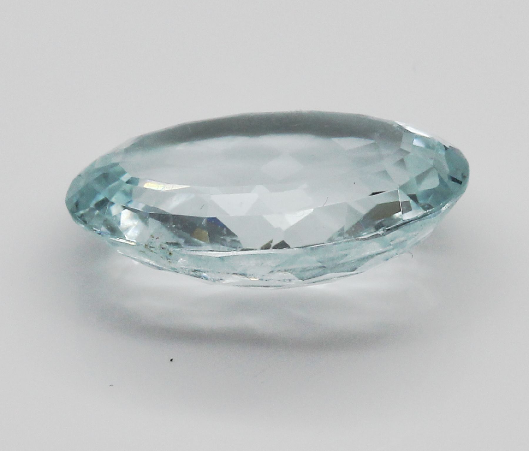 Detail a: Loser Aquamarin, ca. 14.13 ct, ovalfacett.