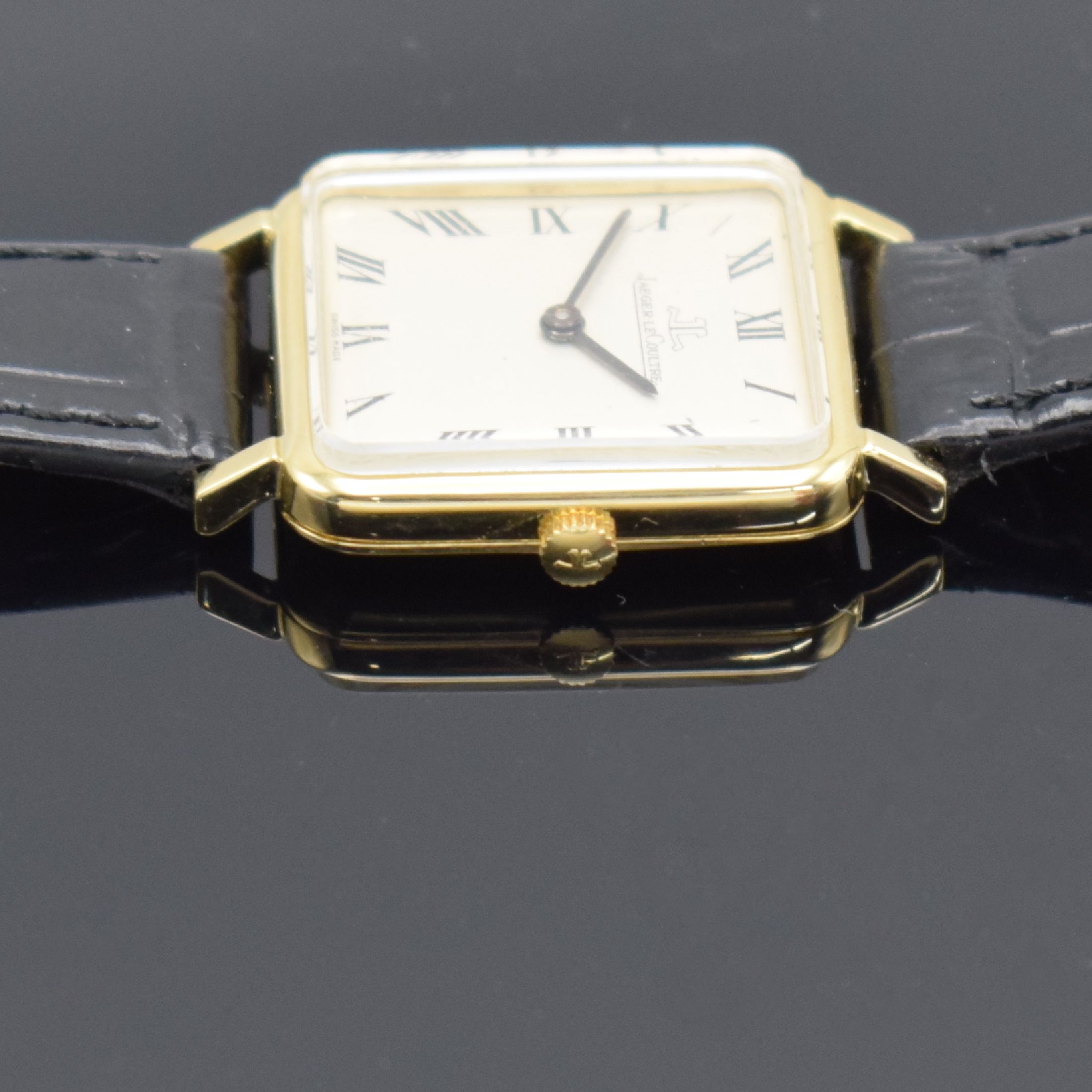 Detail e: Jaeger-LeCoultre quadratische Armbanduhr in GG 750/000, Schweiz um 1965, Handaufzug, gedr. Geh., silb. Zifferbl. m. röm. Zahlen dell., orig. Zeiger, ...