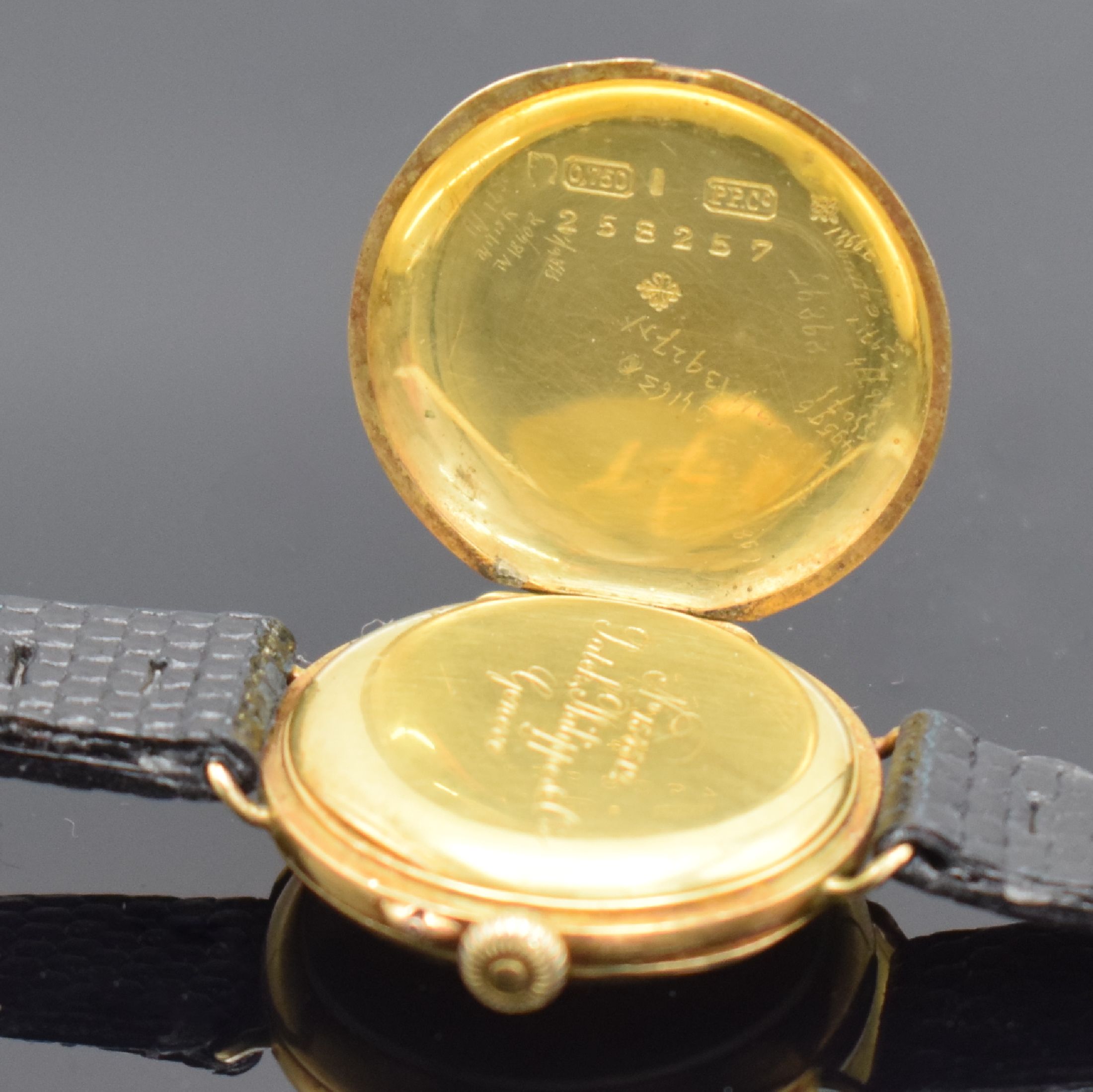 Detail c: PATEK PHILIPPE frühe Damenarmbanduhr in GG 750/000, Schweiz um 1915, Handaufzug, Scharniergeh. m. Drahtanstößen, Drücker f. Zeigerstellung b. 2, ...