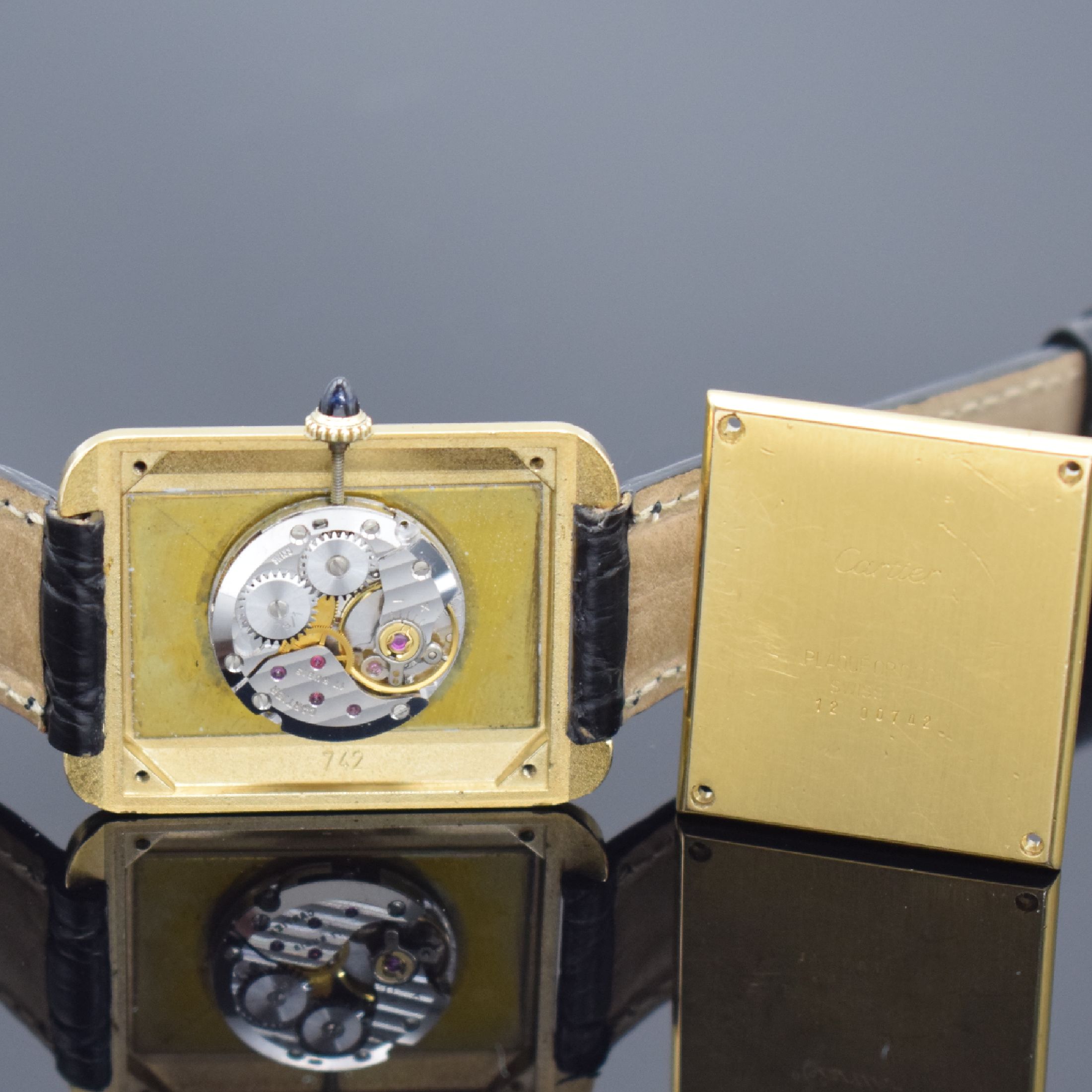 Detail f: CARTIER Square seltene große Armbanduhr, Schweiz um 1975, Handaufzug, verg., rechteck. Geh., Boden 4-fach verschr., getreppte Lünette, Mineralglas ...