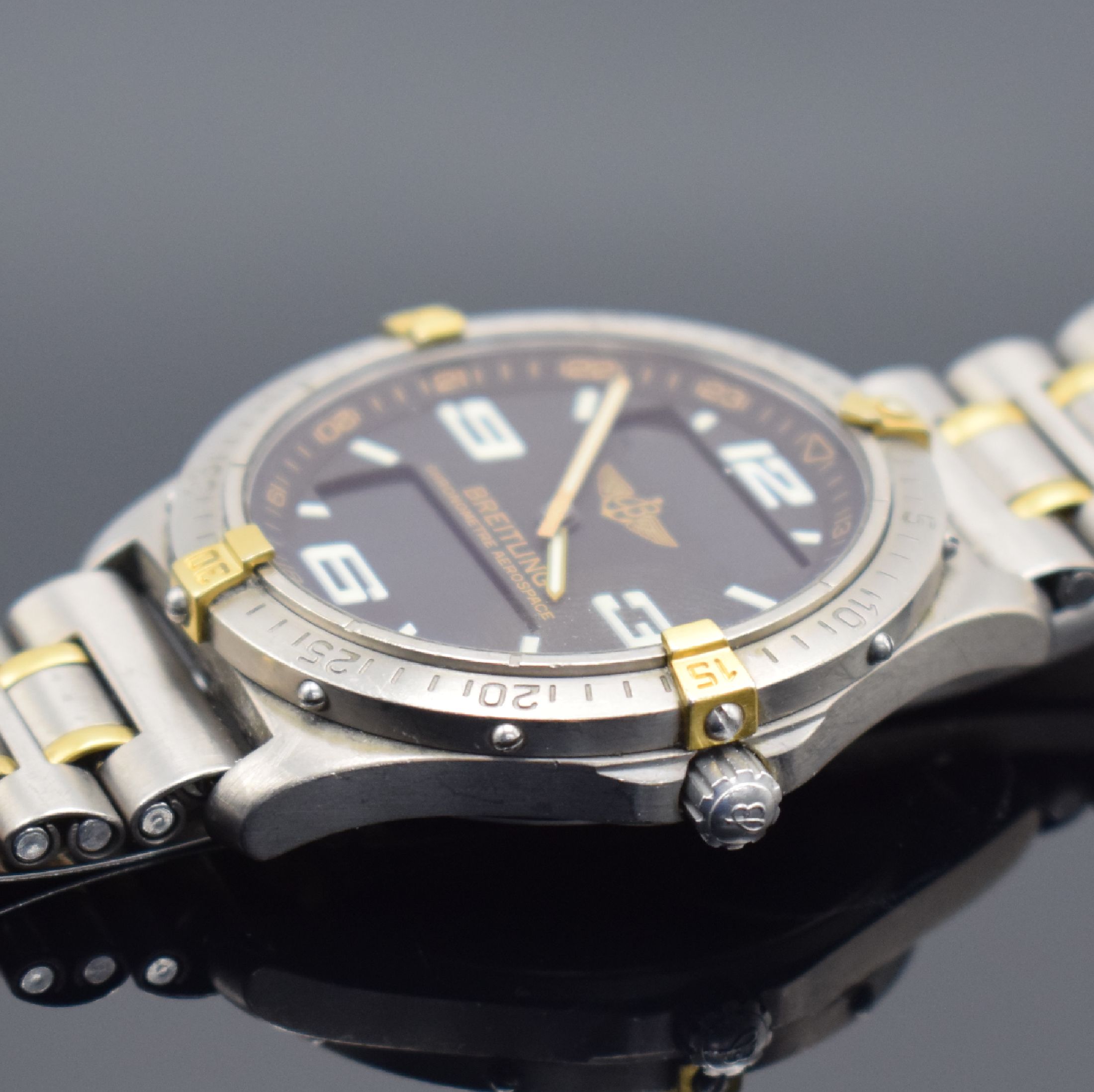 Detail e: BREITLING Aerospace Chronometer Multifunktionsuhr in Titan/Gold, Schweiz verk. lt. beil. Pap. 11/2002, quarz, Referenz F75362, Boden aufgedr., orig. ...