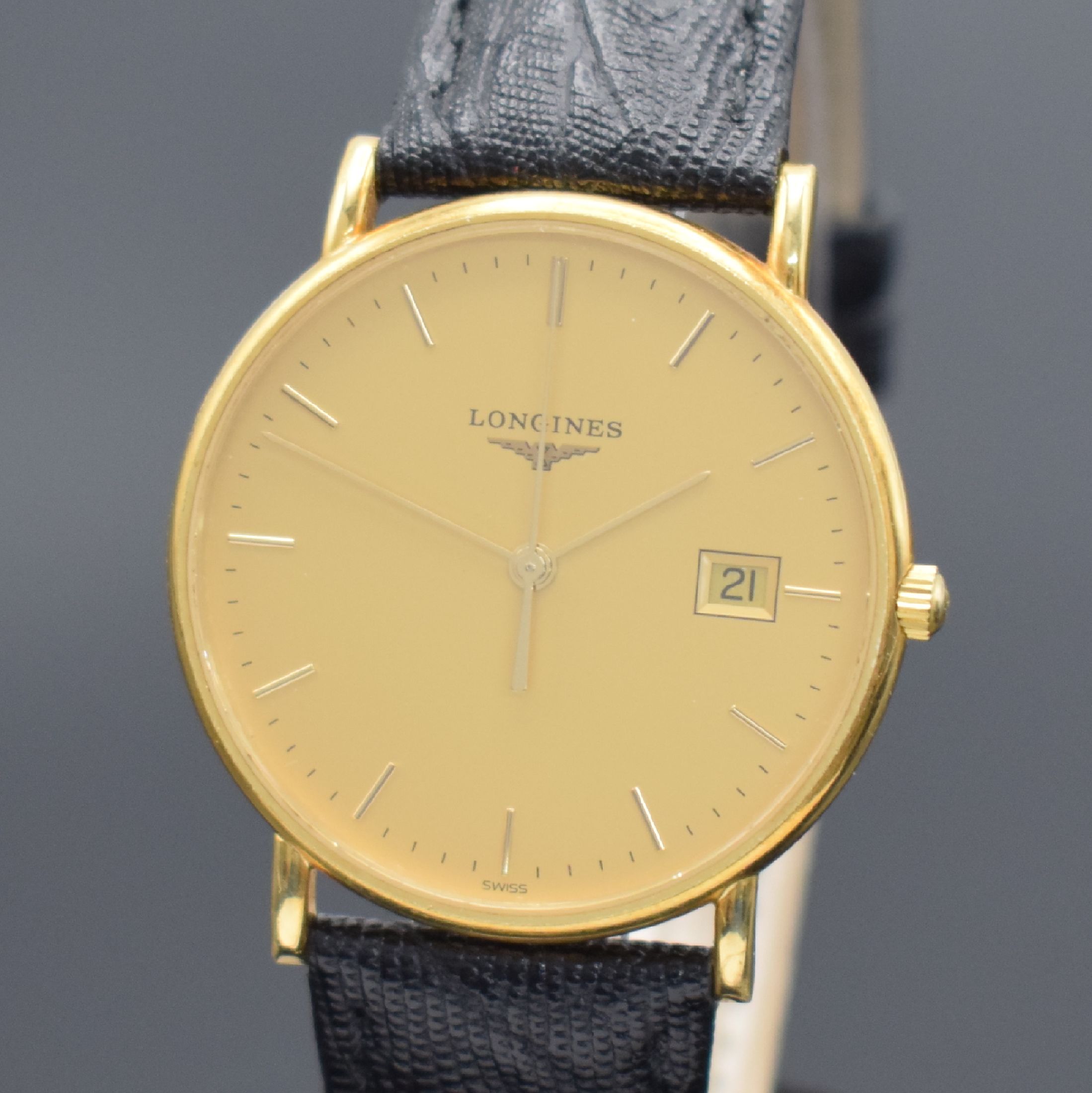 Detail a: LONGINES Présence Herrenarmbanduhr in GG 750/000, Schweiz um 2012, quarz, Ref. L4.743.6, Boden m. Widmung aufgedr., goldfarb. Zifferbl. m. gold. ...