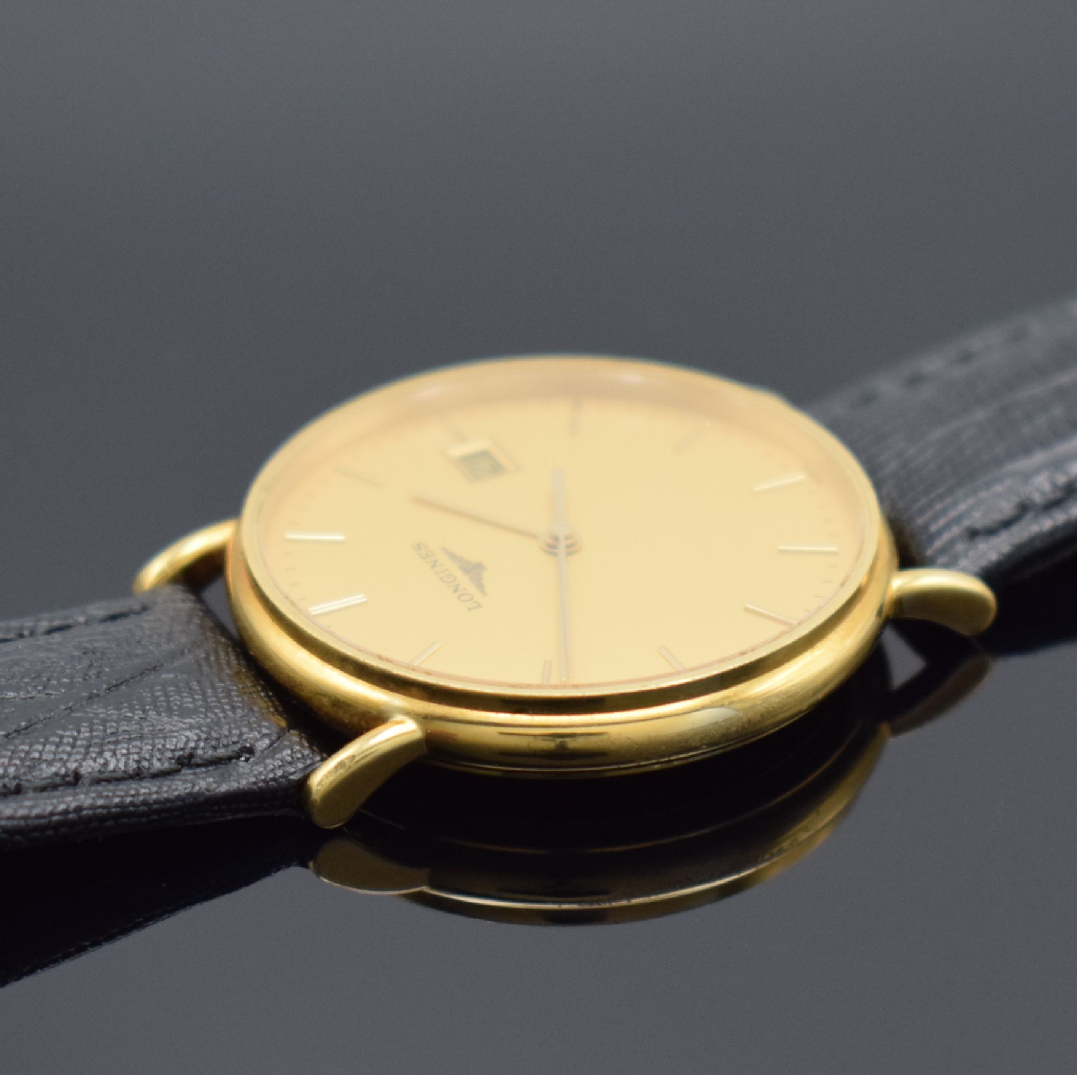 Detail b: LONGINES Présence Herrenarmbanduhr in GG 750/000, Schweiz um 2012, quarz, Ref. L4.743.6, Boden m. Widmung aufgedr., goldfarb. Zifferbl. m. gold. ...
