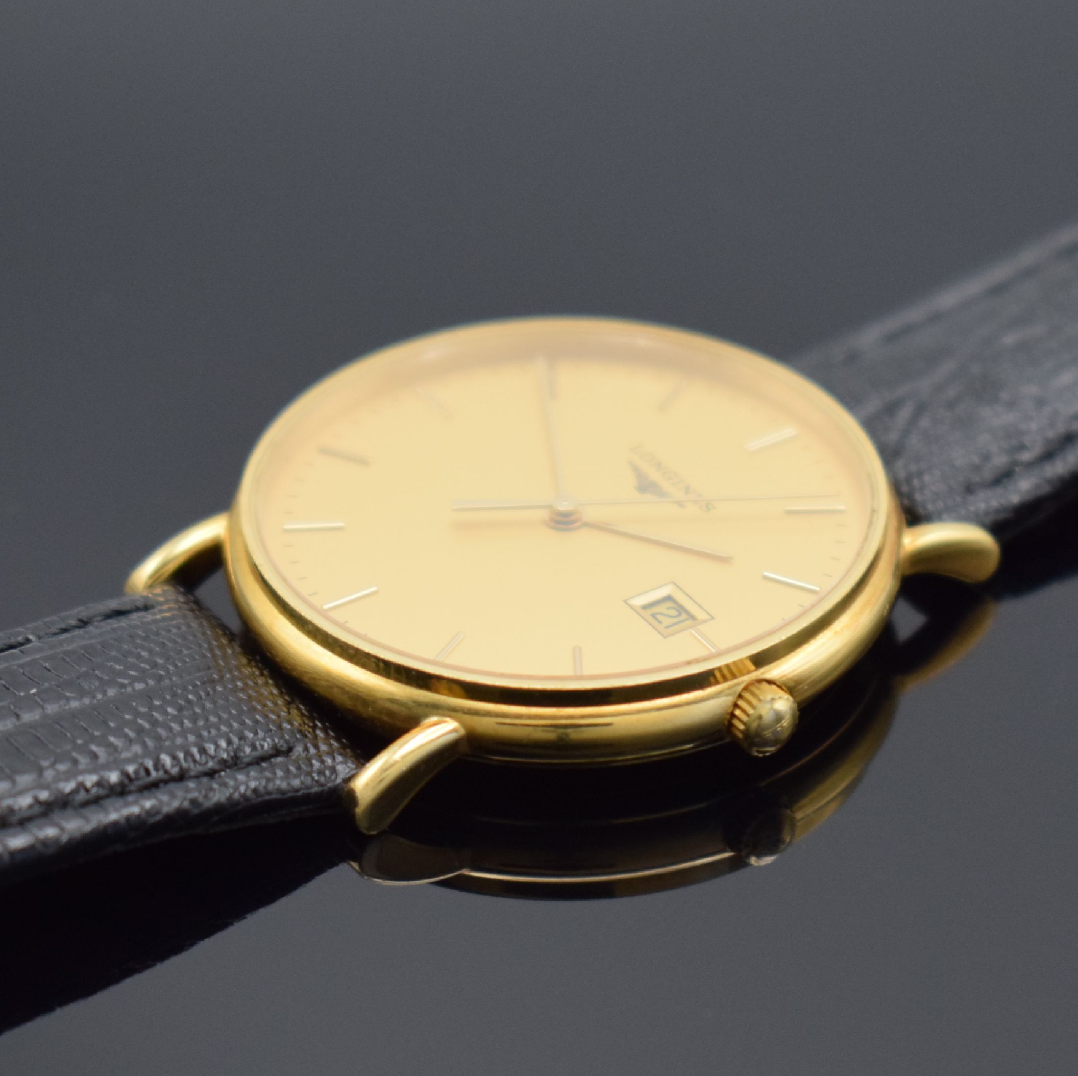 Detail c: LONGINES Présence Herrenarmbanduhr in GG 750/000, Schweiz um 2012, quarz, Ref. L4.743.6, Boden m. Widmung aufgedr., goldfarb. Zifferbl. m. gold. ...