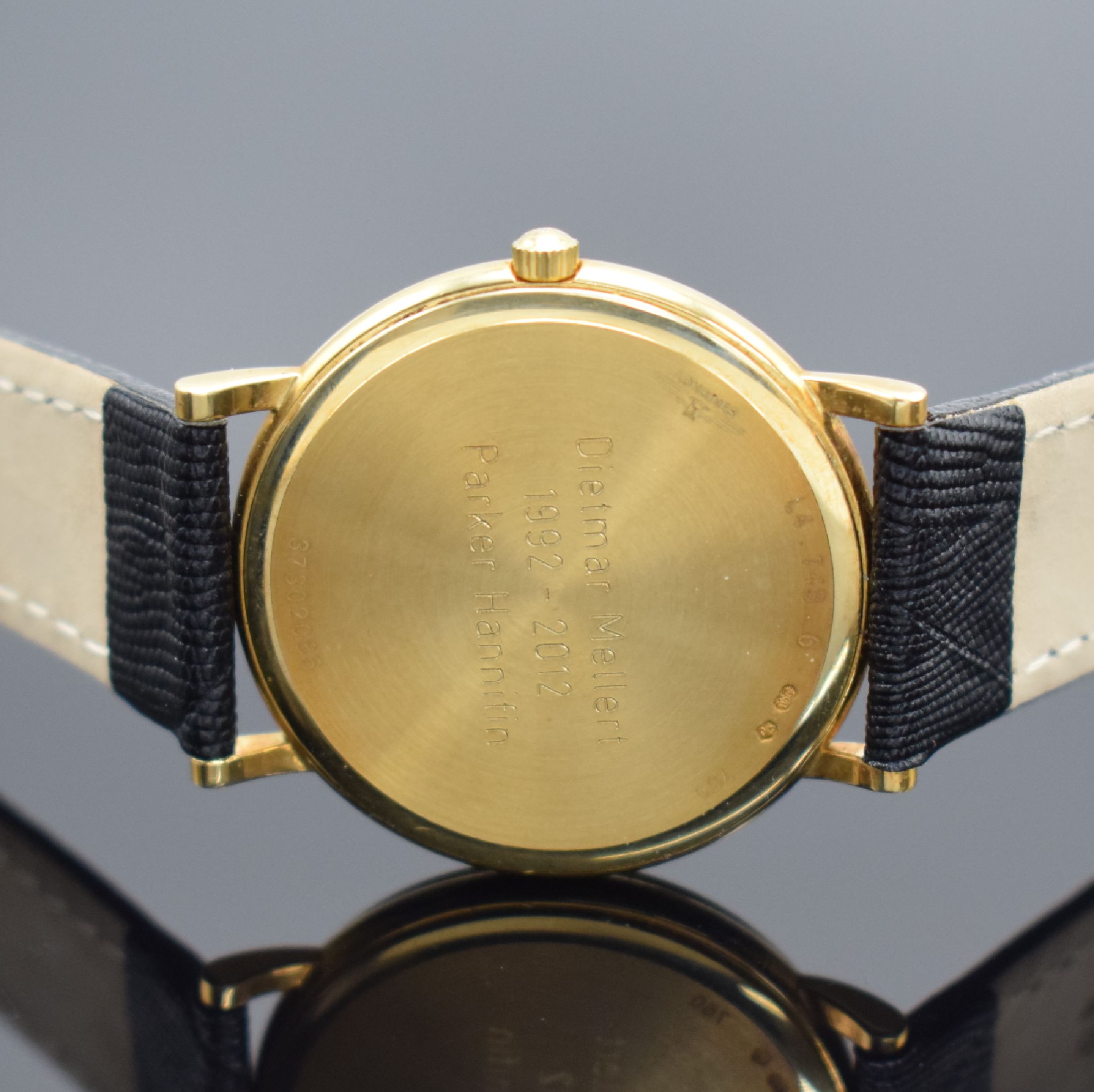 Detail d: LONGINES Présence Herrenarmbanduhr in GG 750/000, Schweiz um 2012, quarz, Ref. L4.743.6, Boden m. Widmung aufgedr., goldfarb. Zifferbl. m. gold. ...